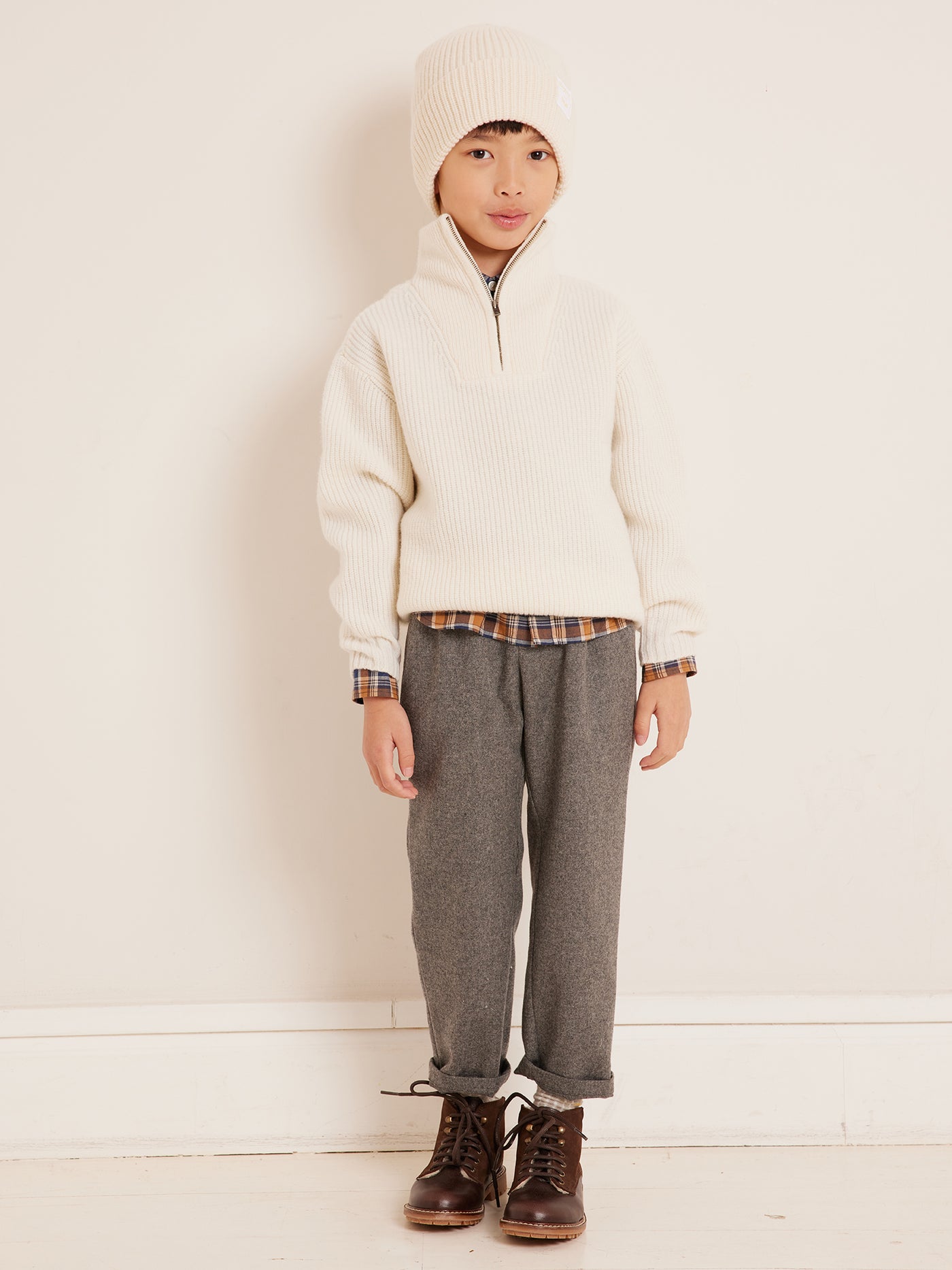 Invierno 2023 look con jersey de cuello alto de niño