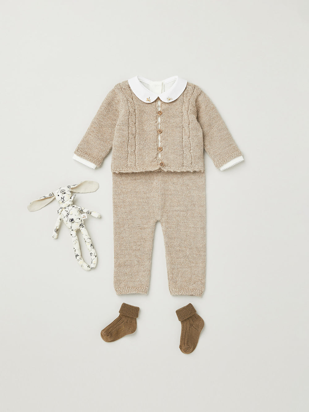 Invierno 2023 look con conjunto beige de recién nacido 