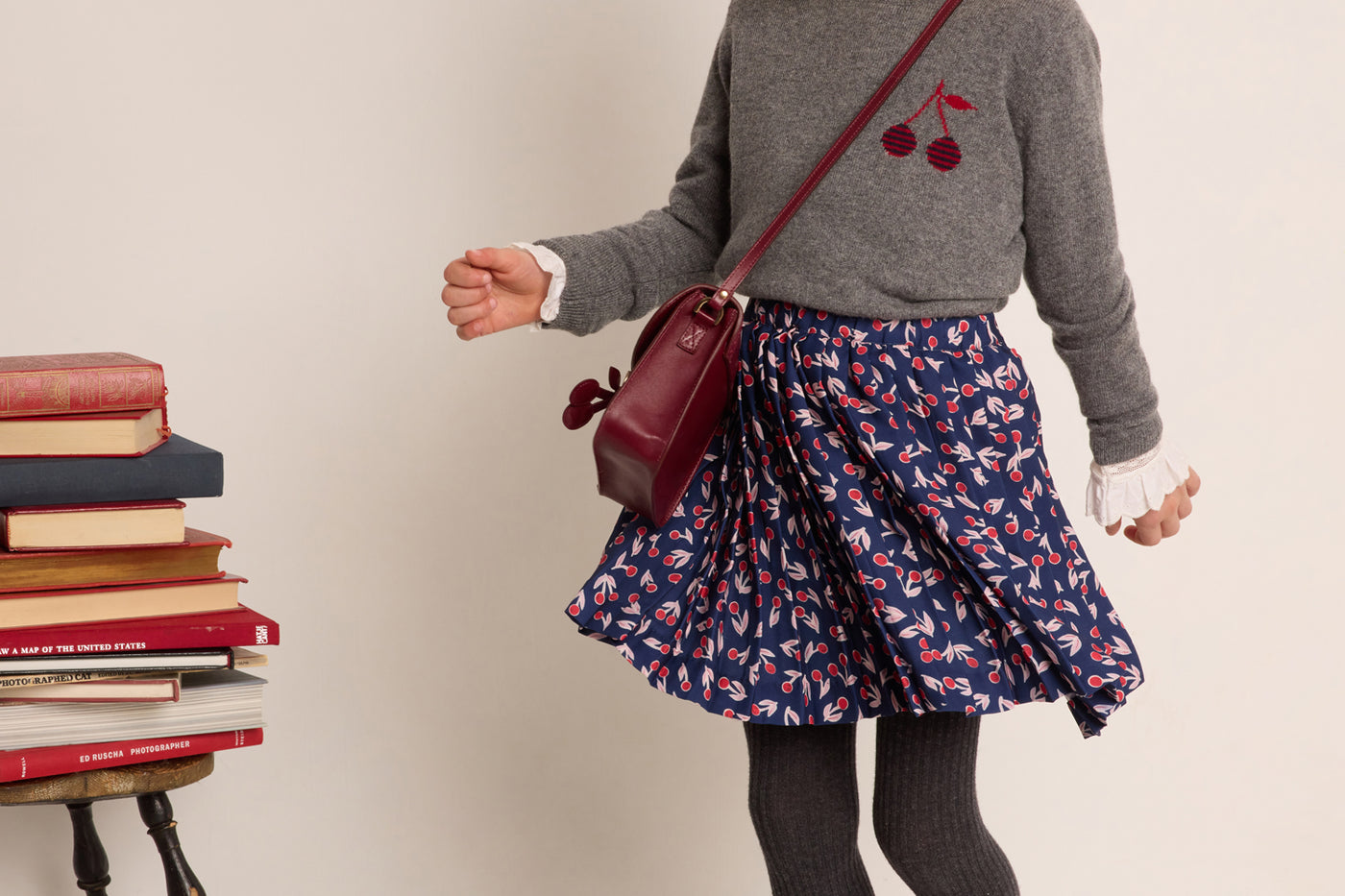 Invierno 2023 look con falda con flor de niña