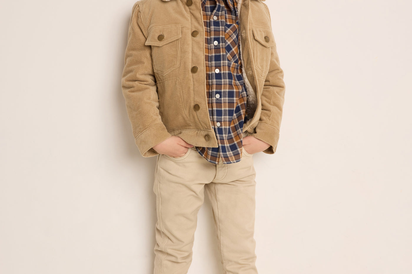 Invierno 2023 look con camisa de cuadros de niño