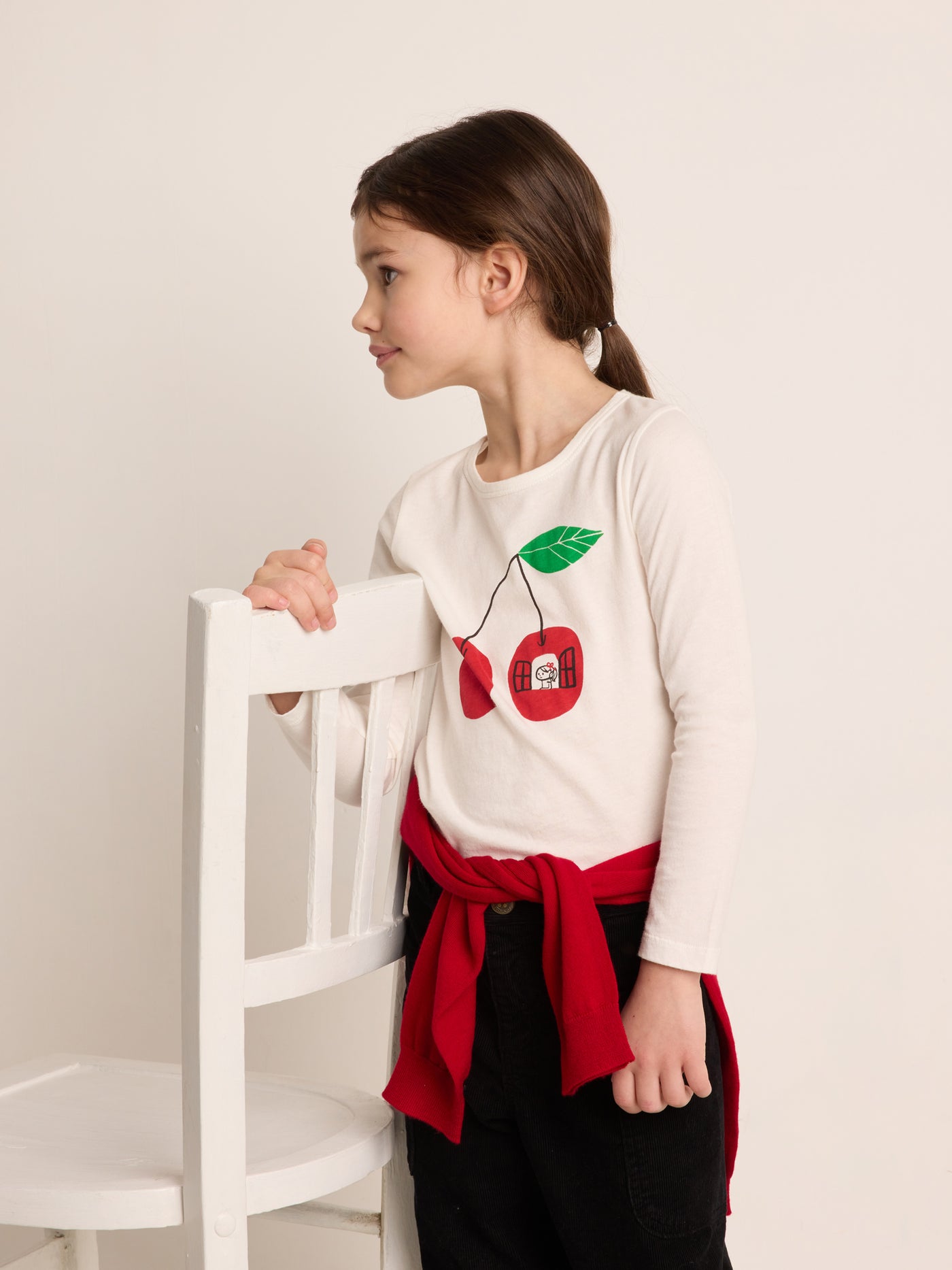 Invierno 2023 look con jersey rojo de niña