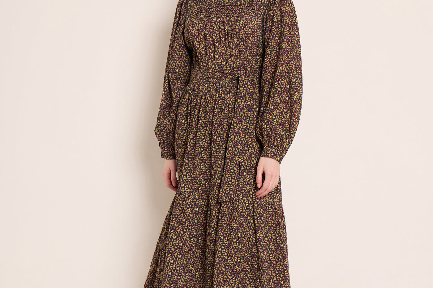 Invierno 2023 look con vestido largo de mujer