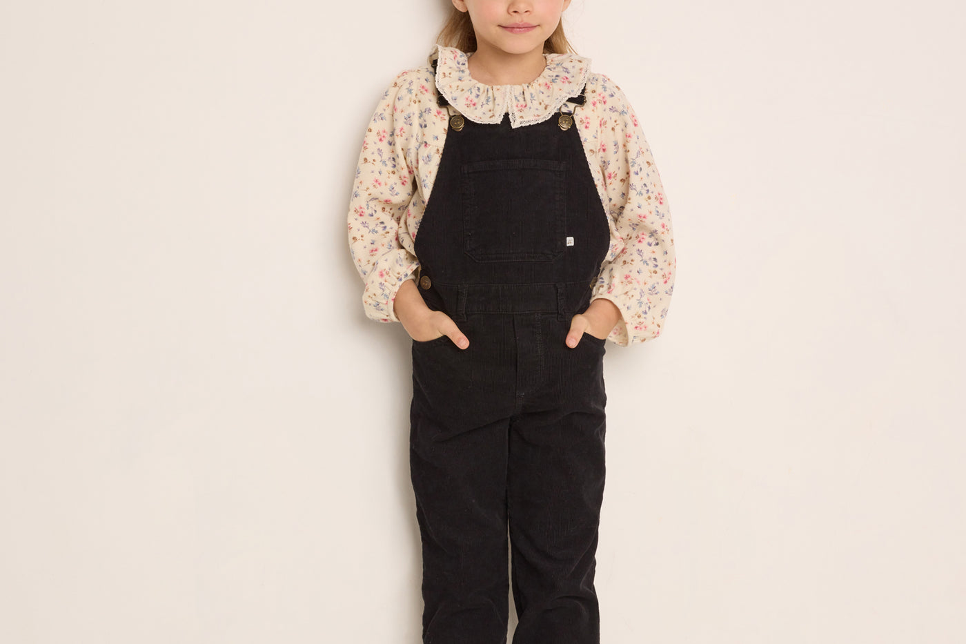 Invierno 2023 look con peto de terciopelo de niña