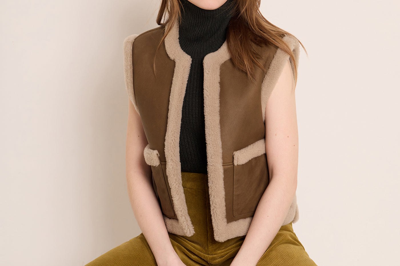 Invierno 2023 look con chaqueta de piel de mujer
