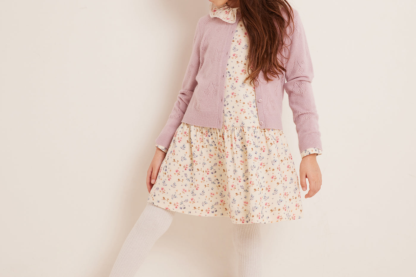 Invierno 2023 look con cárdigan rosa pálido de niña 