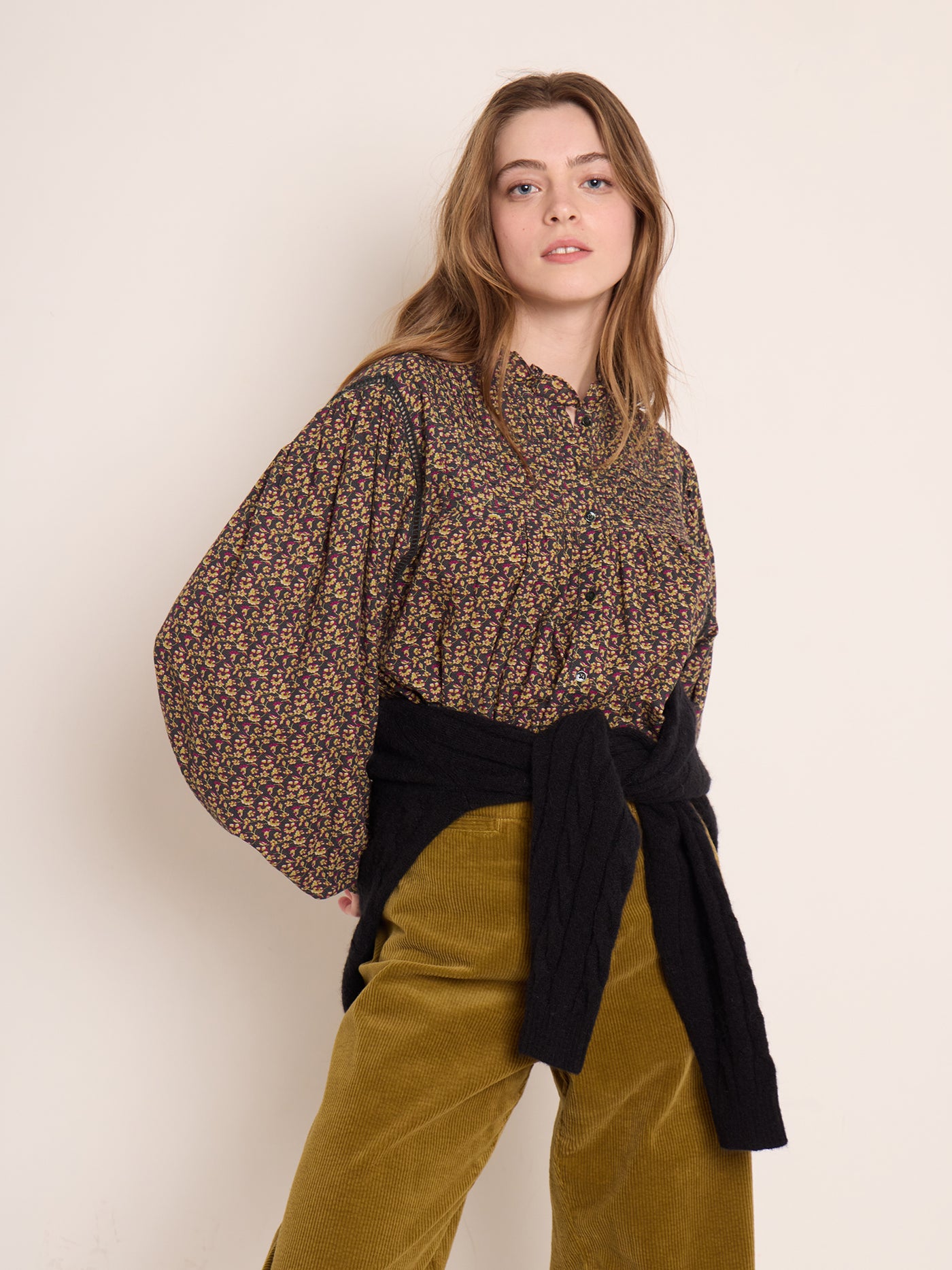 Invierno 2023 look con blusa de mujer