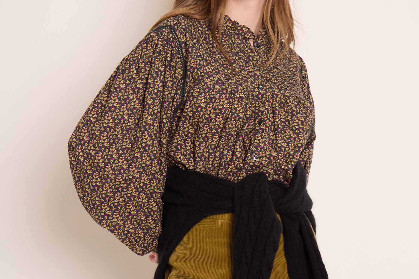 Invierno 2023 look con blusa de mujer