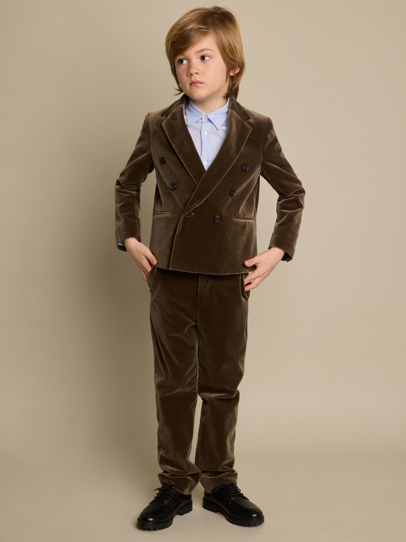 Invierno 2023 look con chaqueta de ceremonia de niño