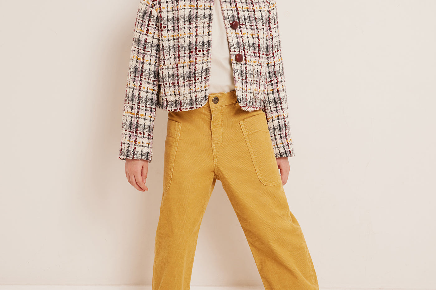 Invierno 2023 look con chaqueta de tweed de niña