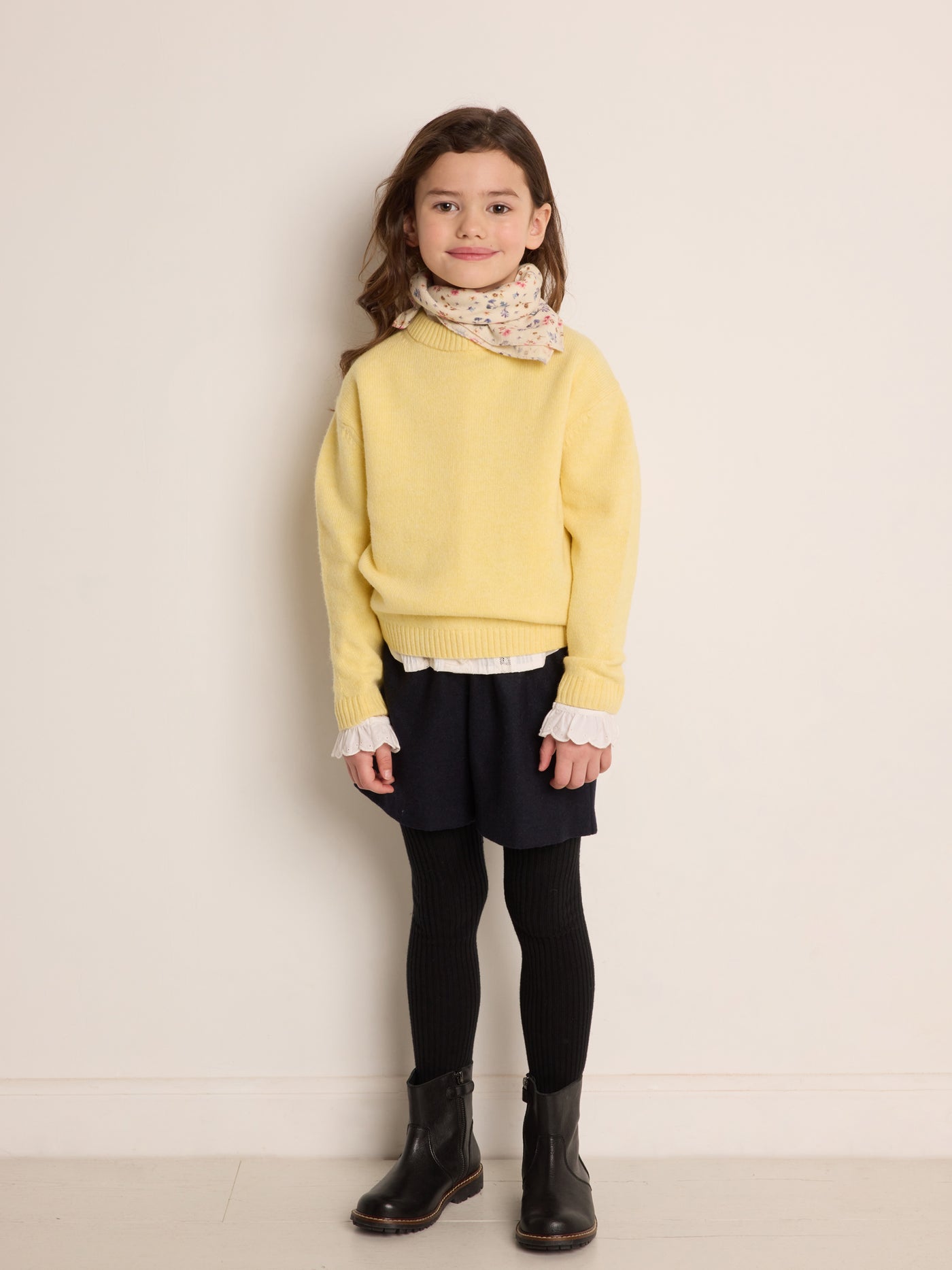 Invierno 2023 look con shorts de niña