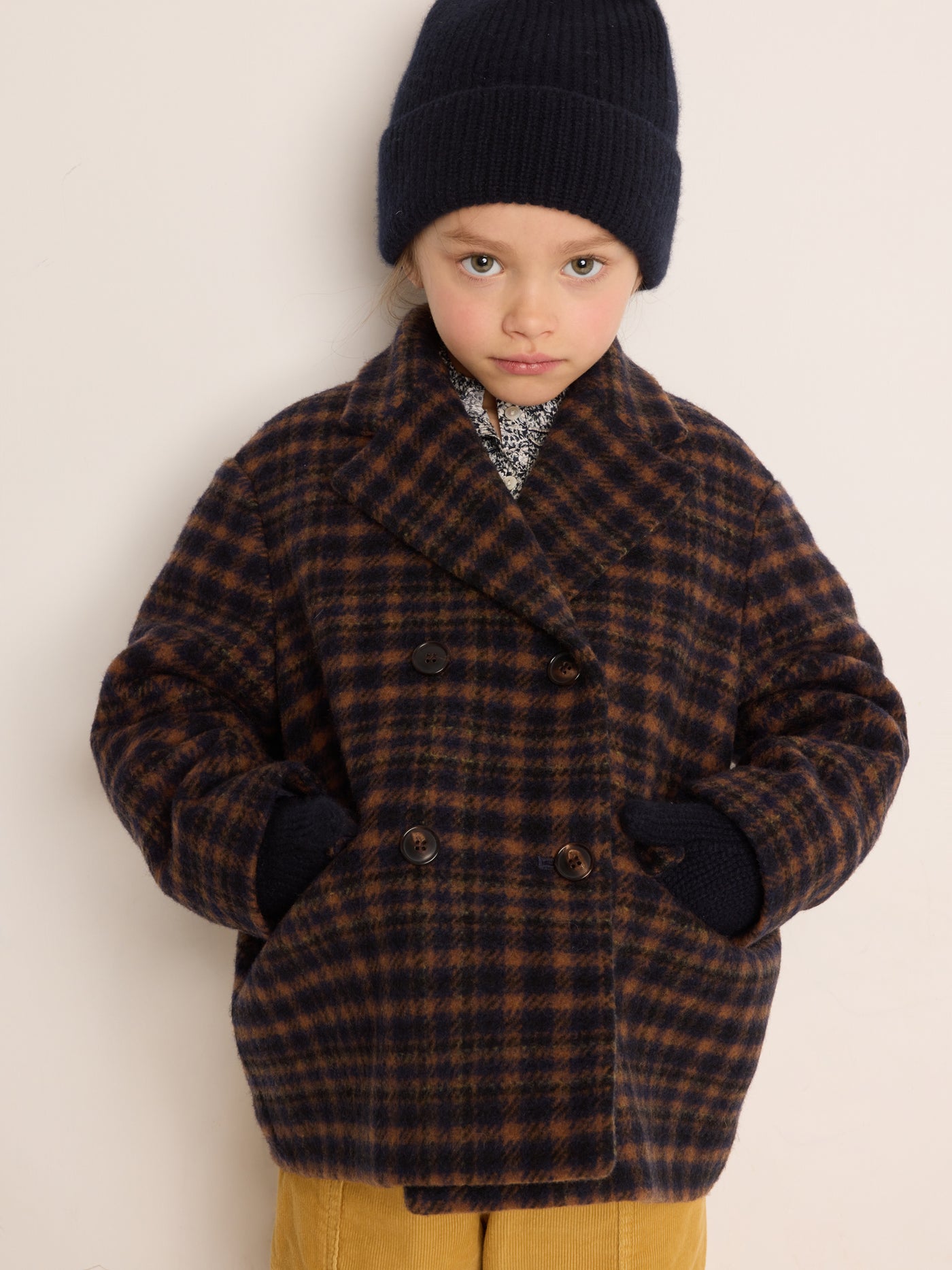 Invierno 2023 look con abrigo de cuadros de niña
