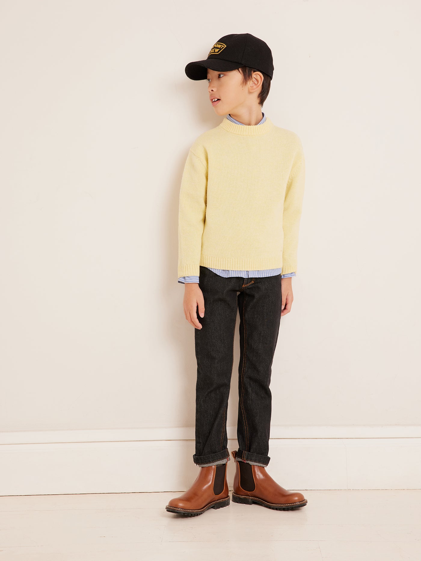 Invierno 2023 look con jersey amarillo de niño