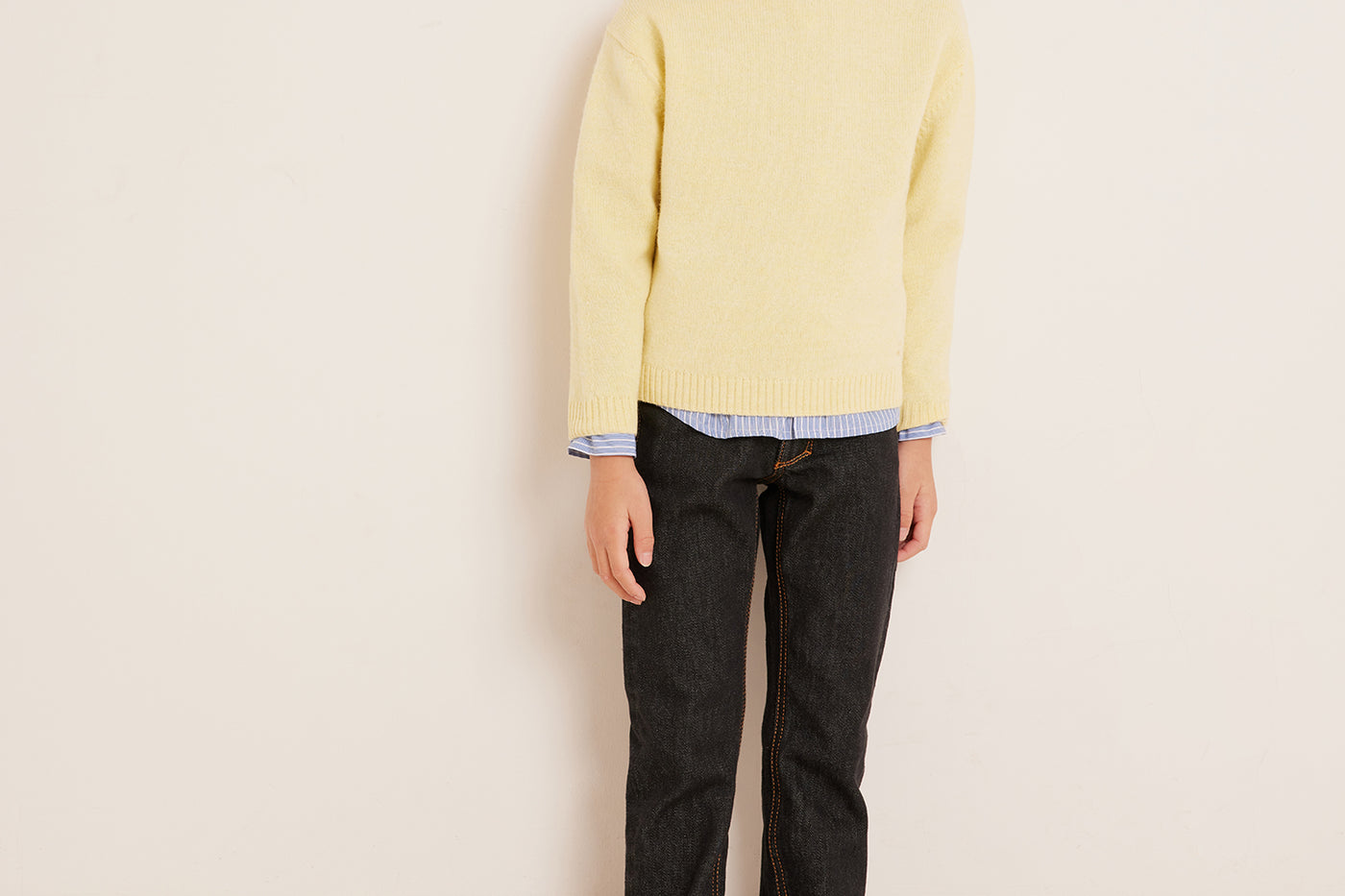 Invierno 2023 look con jersey amarillo de niño