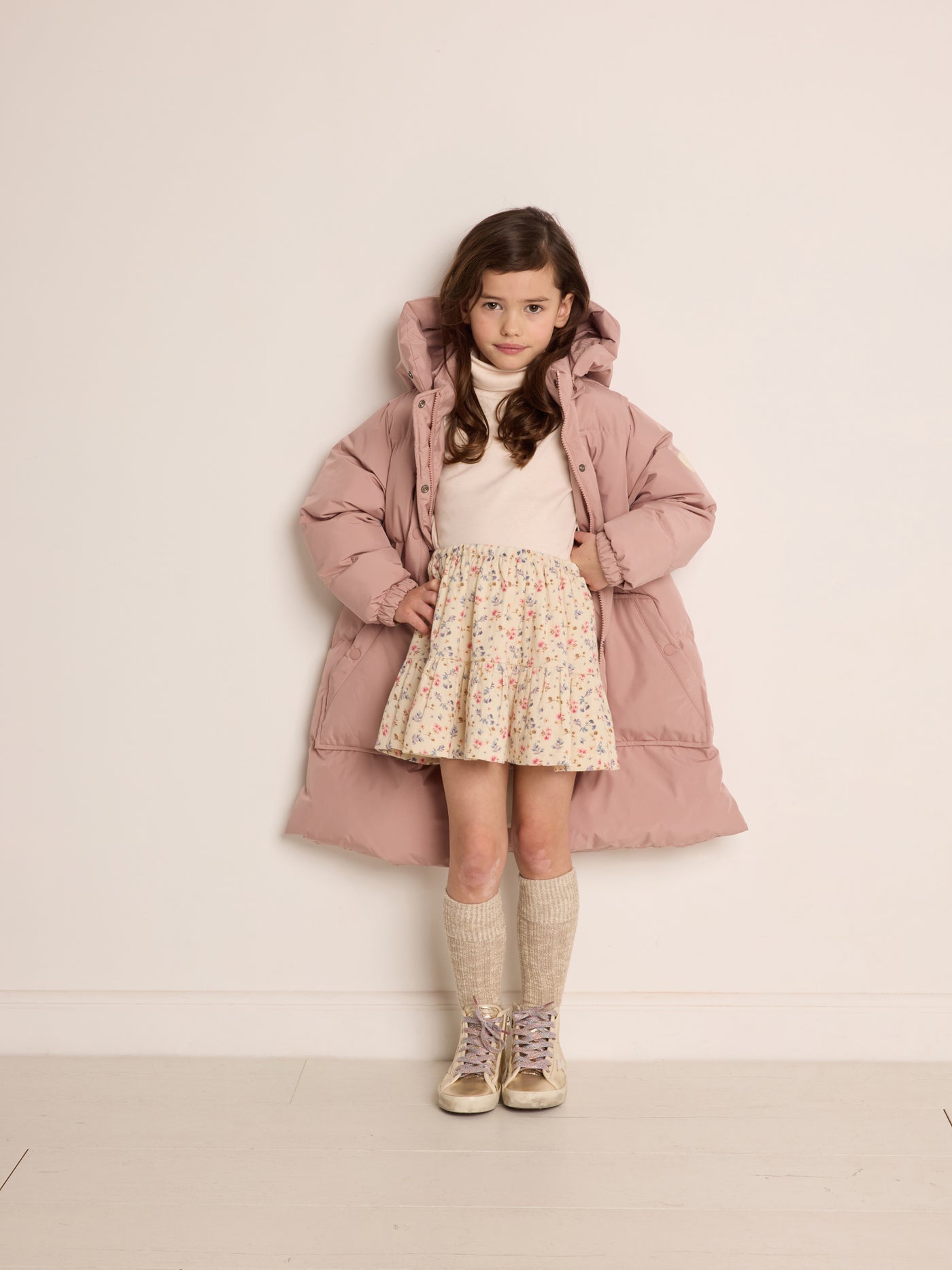 Invierno 2023 look con chaqueta larga de niña