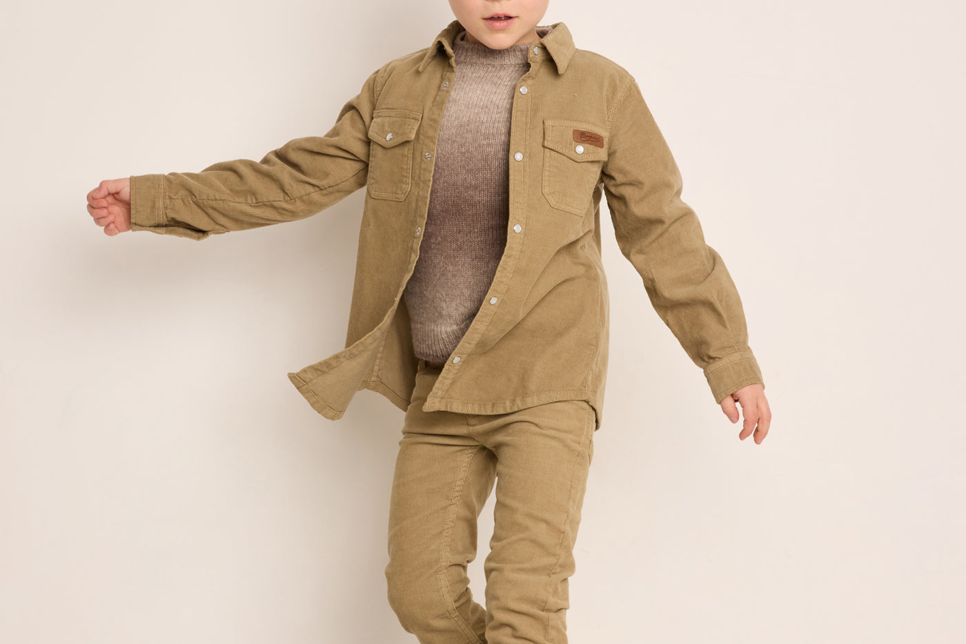 Invierno 2023 look con camisa de terciopelo de niño