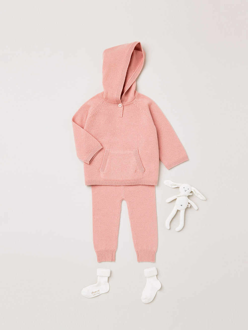 Invierno 2023 look con conjunto rosa de recién nacido 