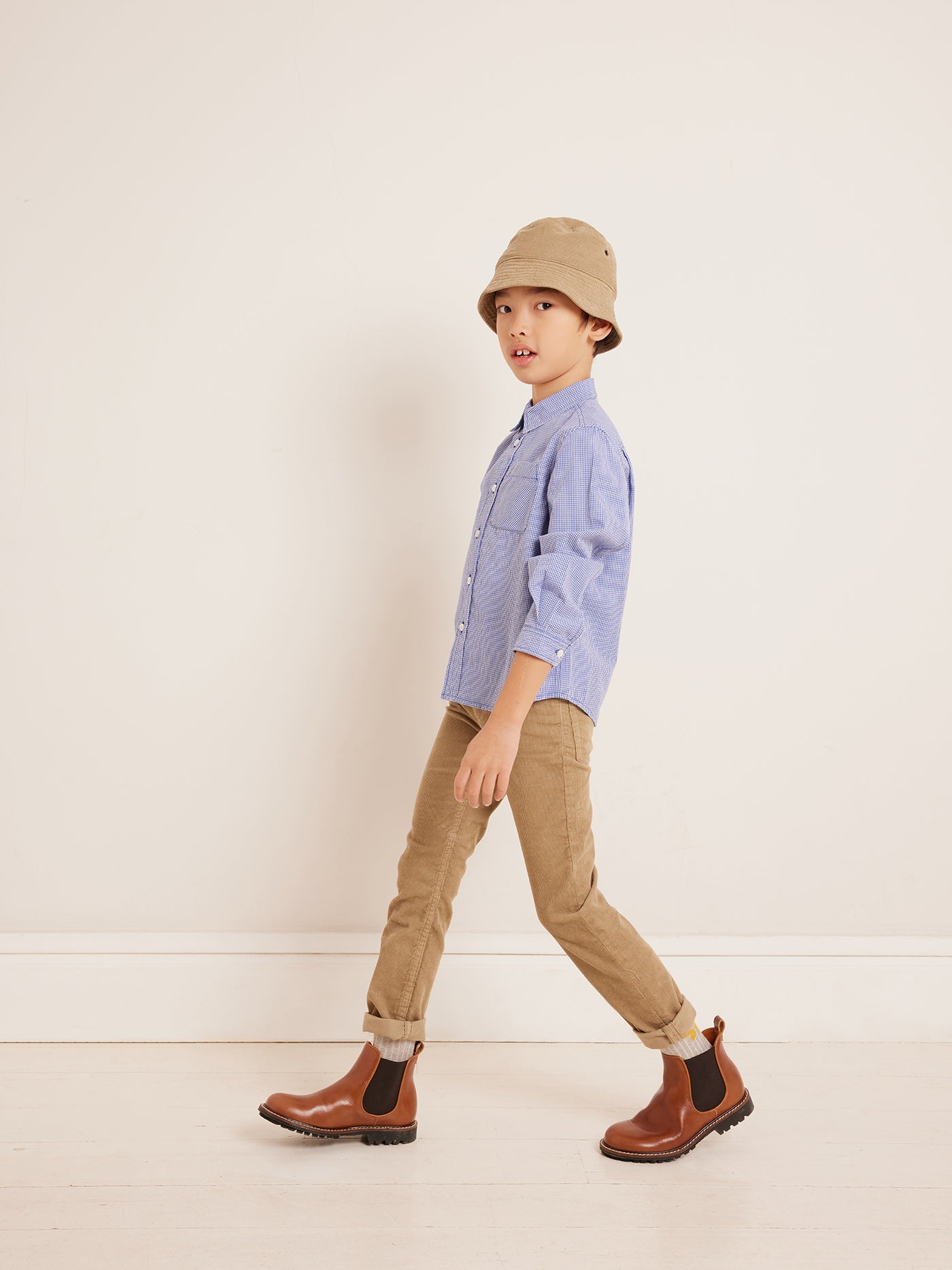 Invierno 2023 look con camisa de niño