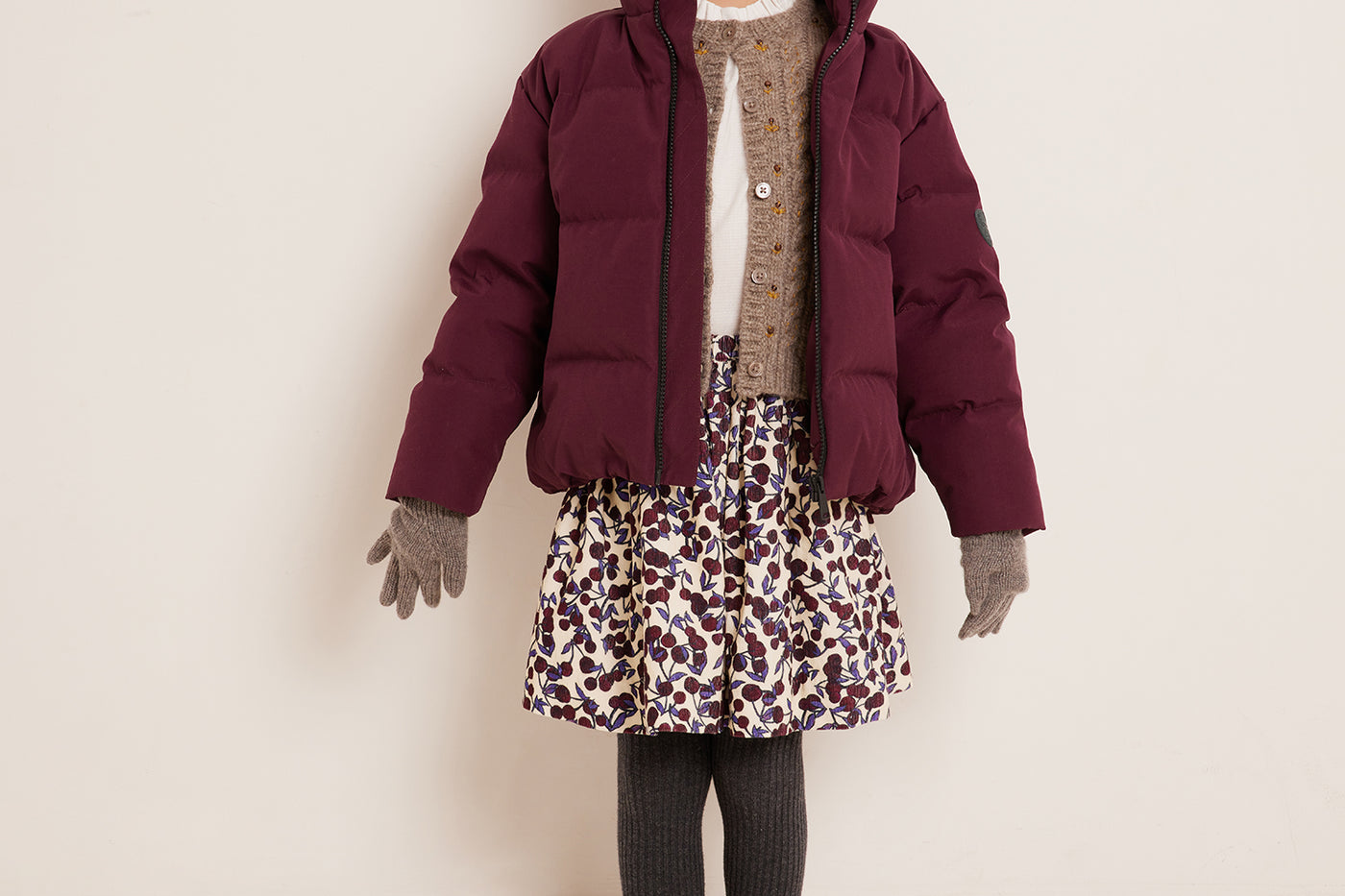 Invierno 2023 look con chaqueta puffer de niña