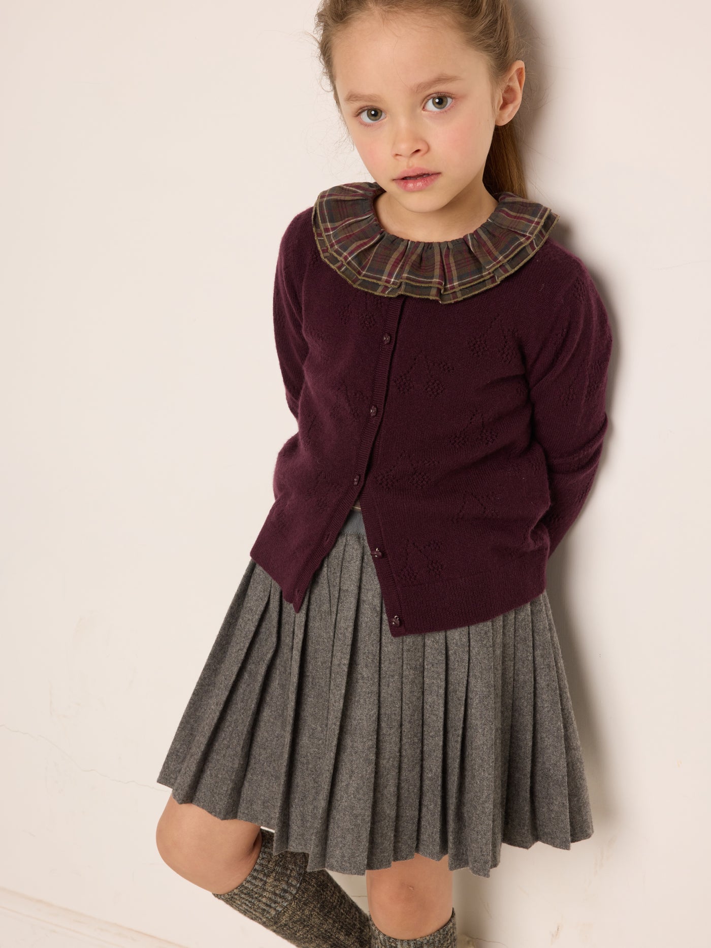 Invierno 2023 look con cárdigan burdeos de niña 