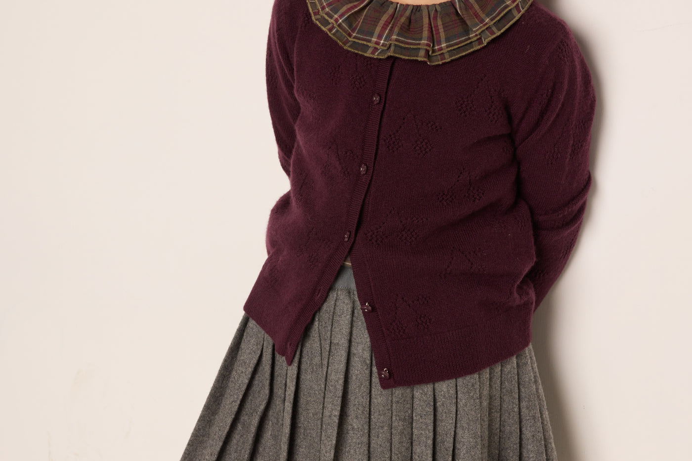 Invierno 2023 look con cárdigan burdeos de niña 