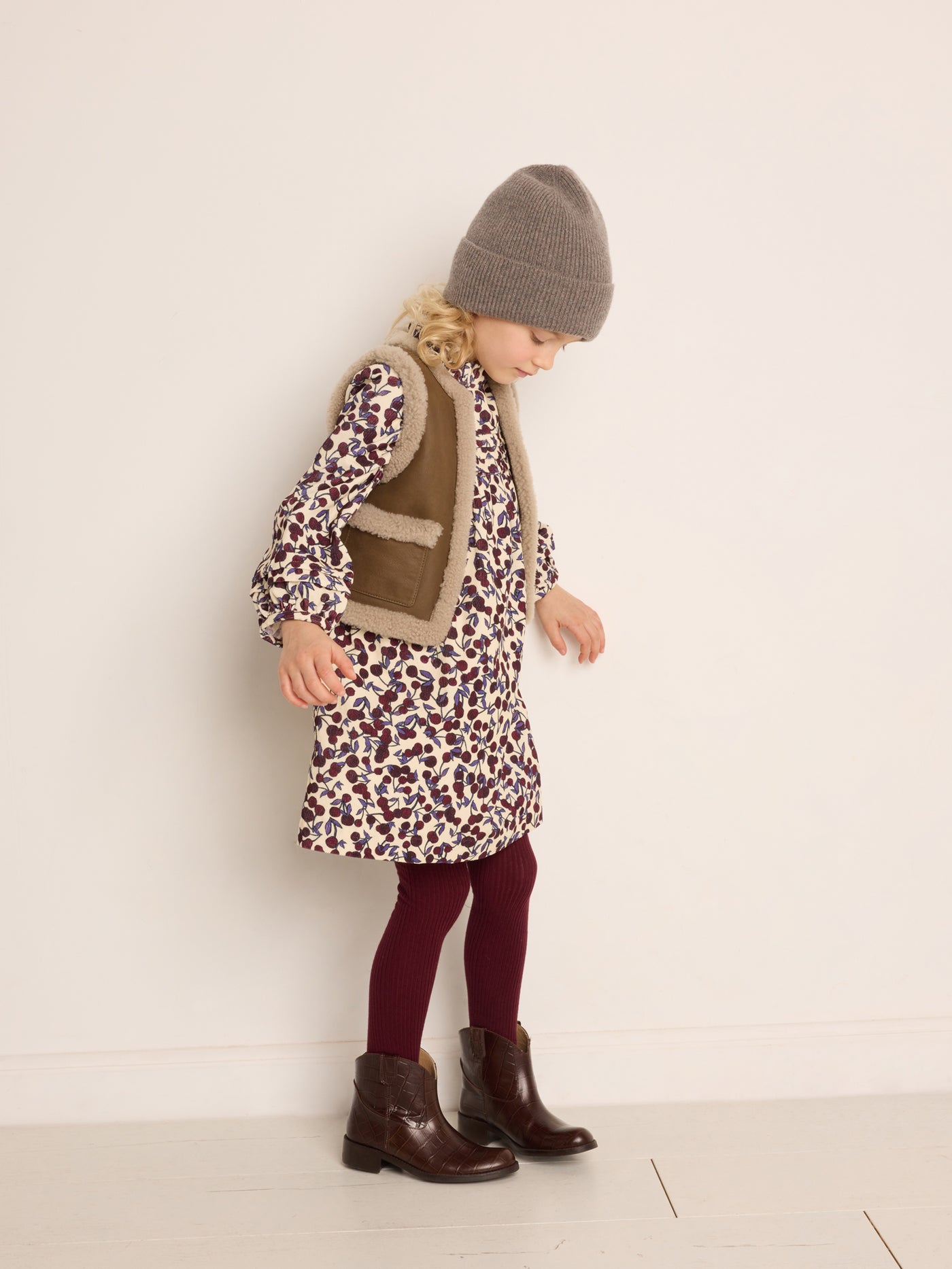 Invierno 2023 look con vestido estampado con cerezas de niña
