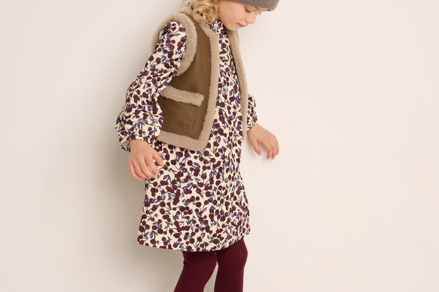 Invierno 2023 look con vestido estampado con cerezas de niña