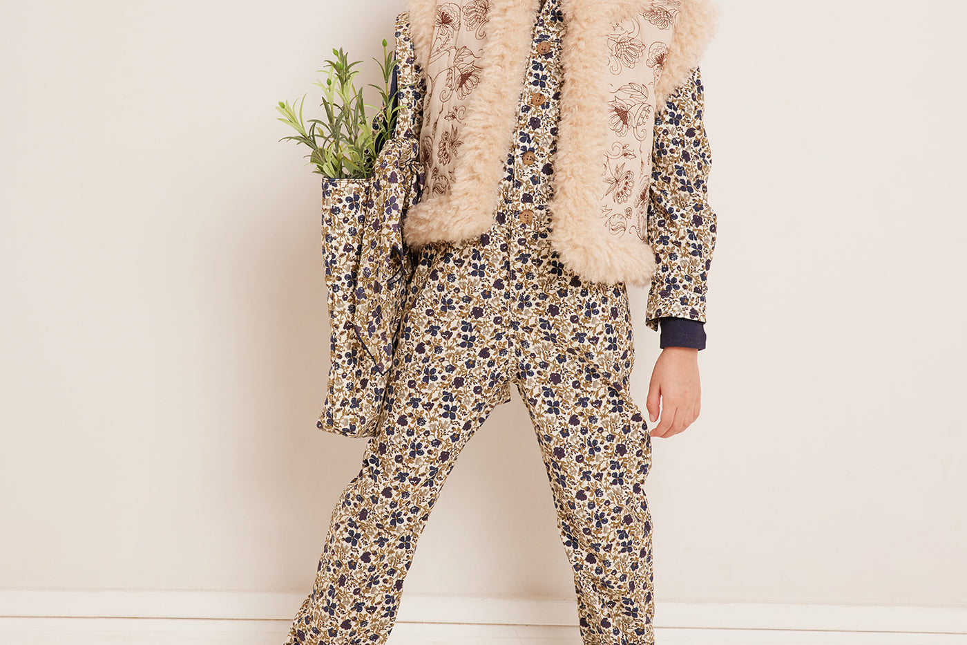 Invierno 2023 look con pelele liberty de niña