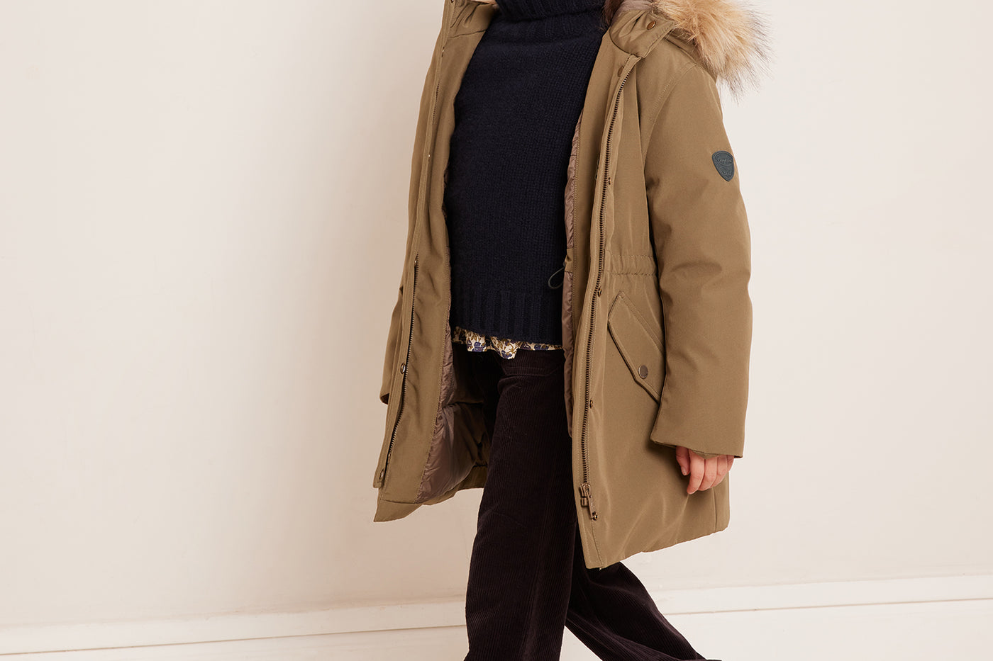 Invierno 2023 look con parka de niña
