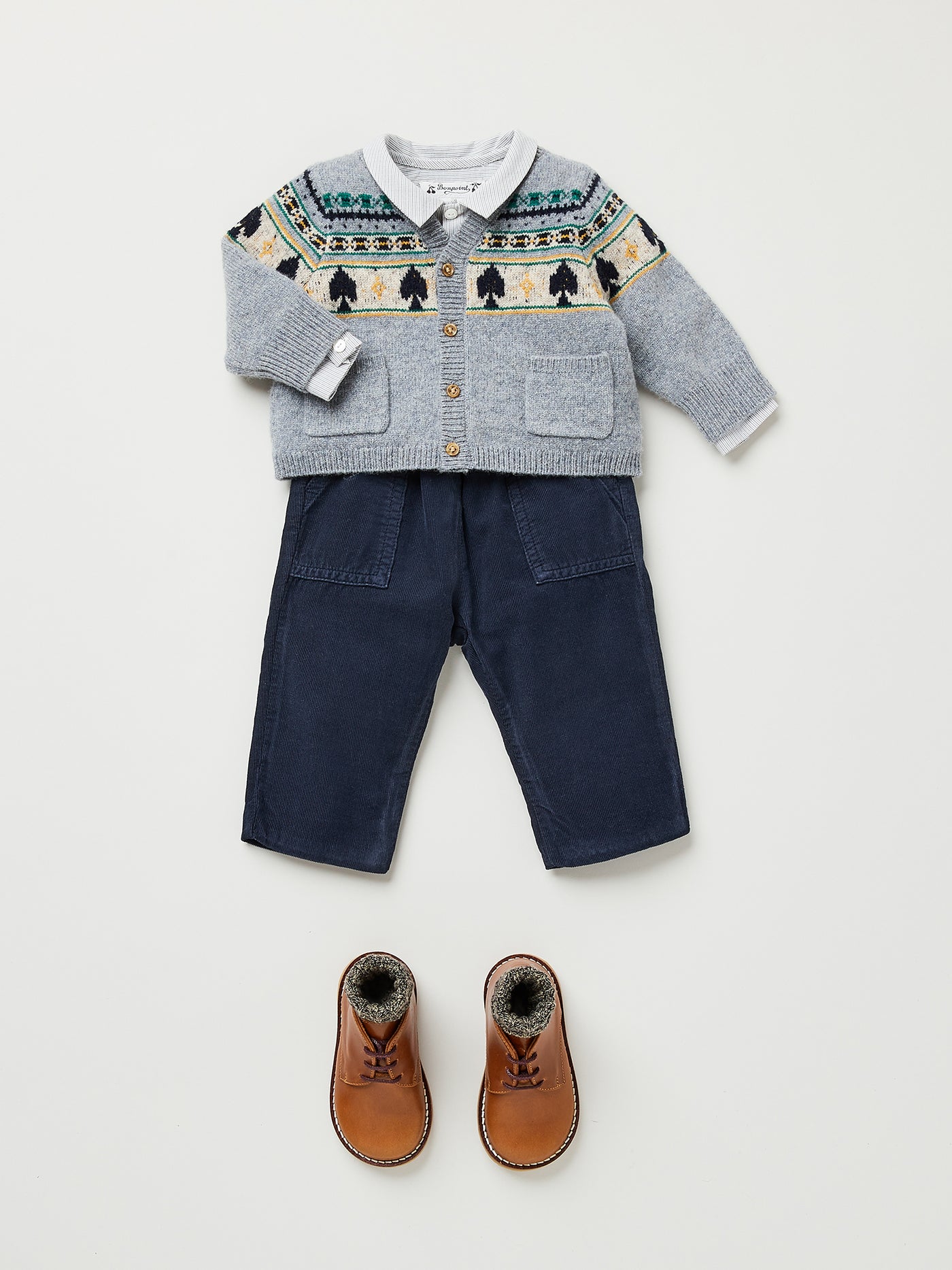 Invierno 2023 look con cárdigan de bebé niño