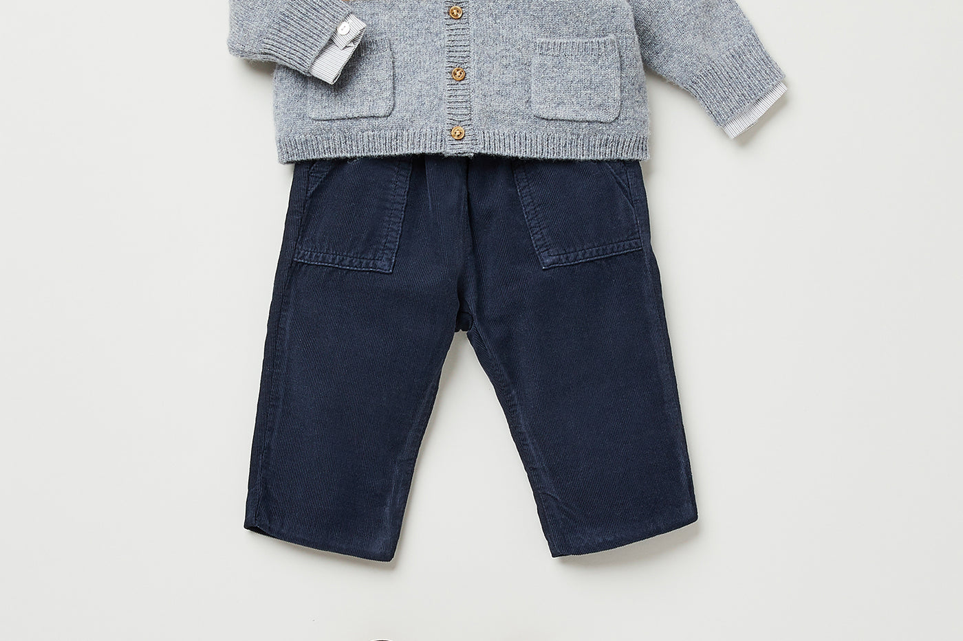 Invierno 2023 look con cárdigan de bebé niño