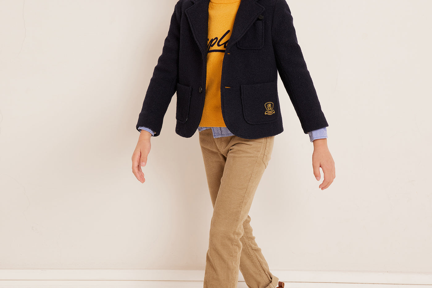 Invierno 2023 look con blazer de niño