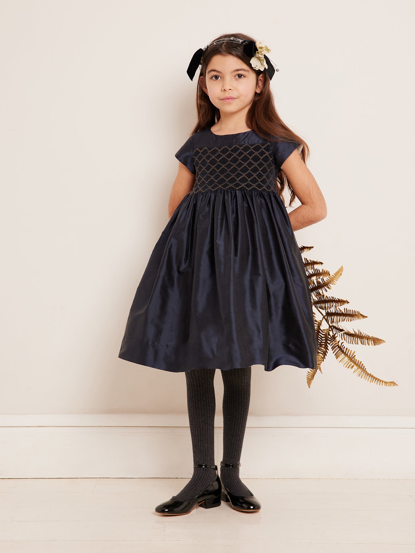 Invierno 2023 look con vestido de ceremonia de niña