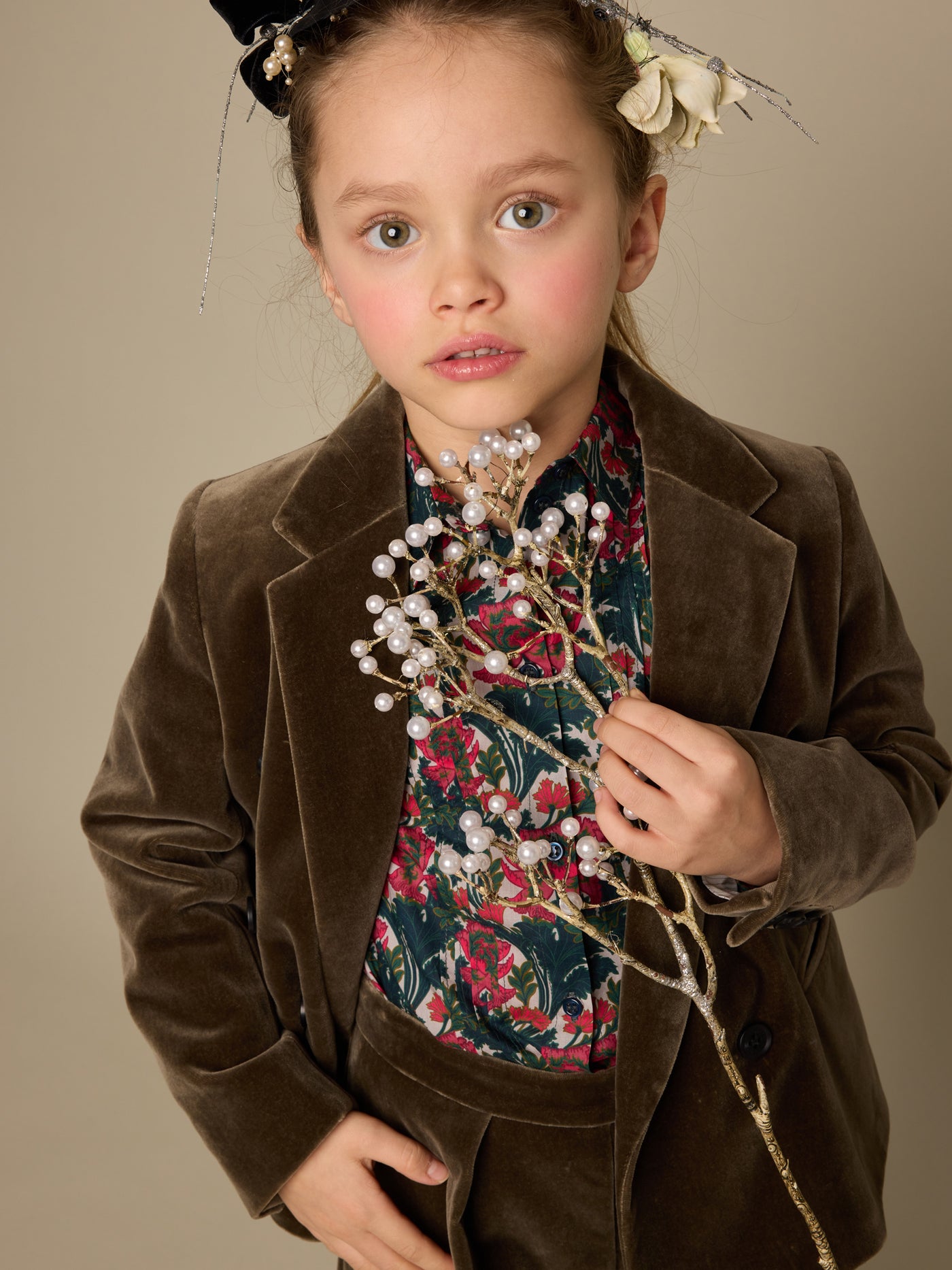 Invierno 2023 look con chaqueta de terciopelo de niña