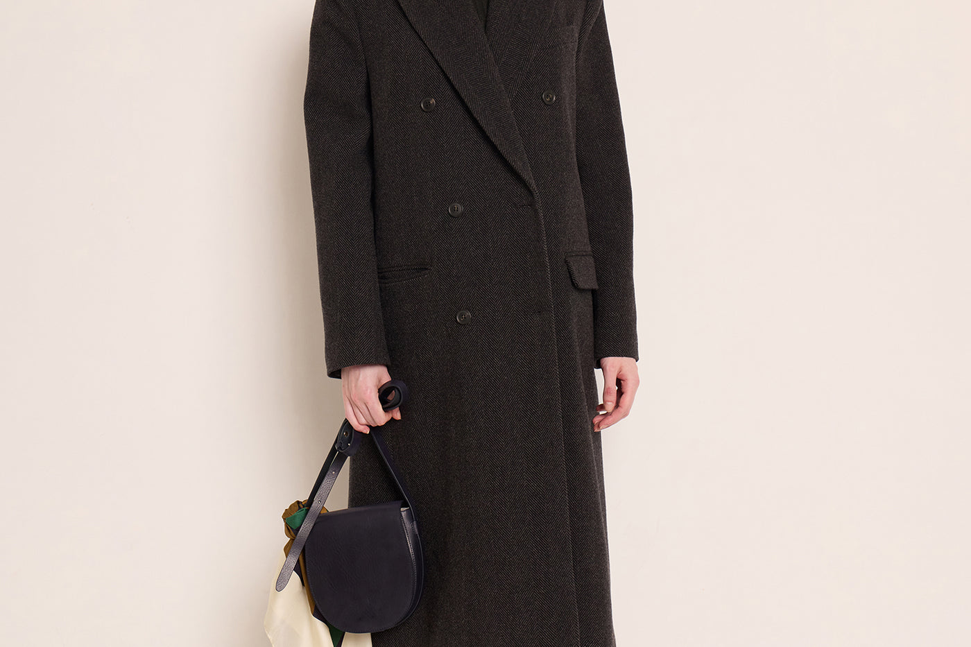 Invierno 2023 look con abrigo largo de mujer