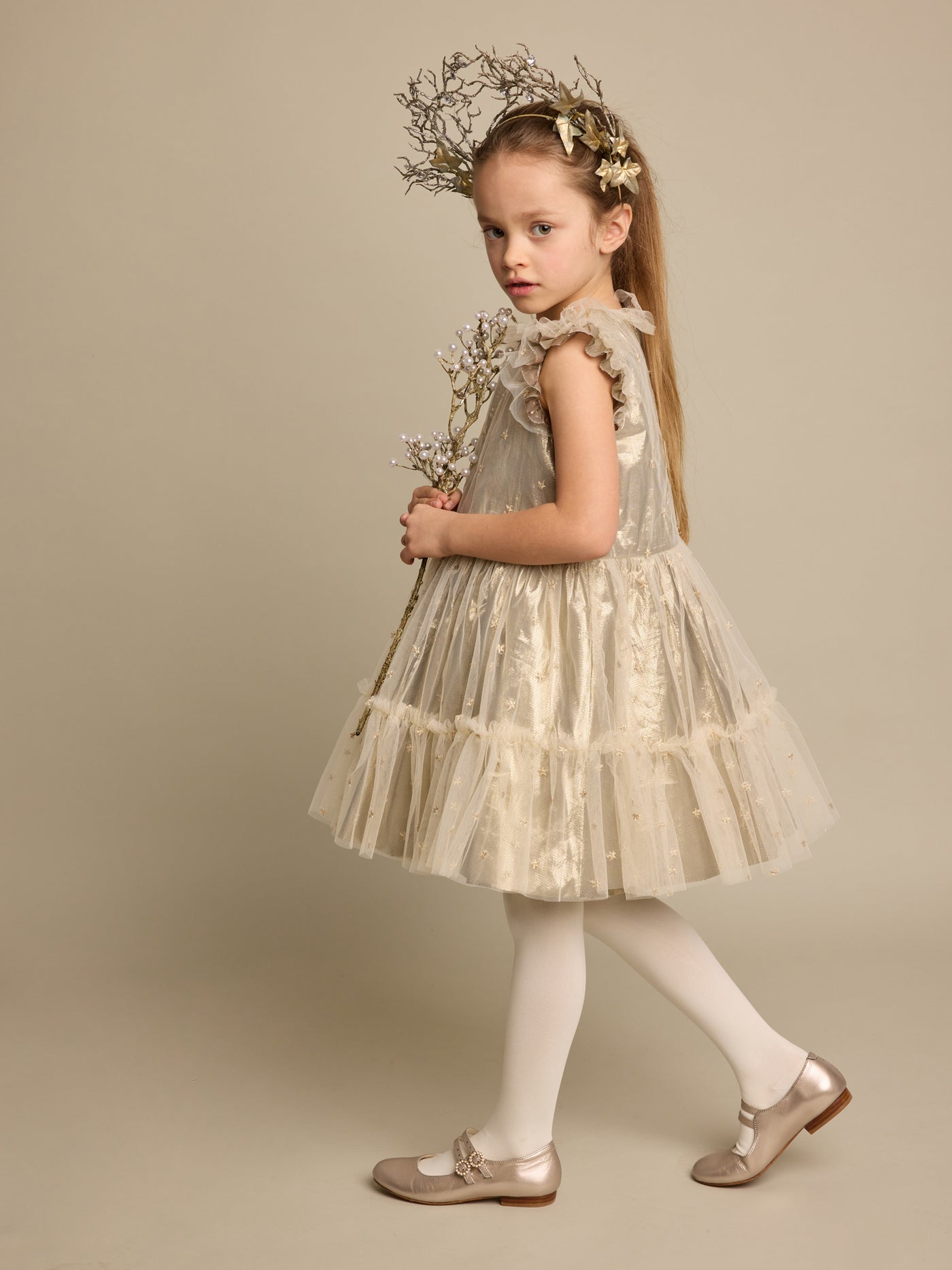 Invierno 2023 look con vestido dorado de niña