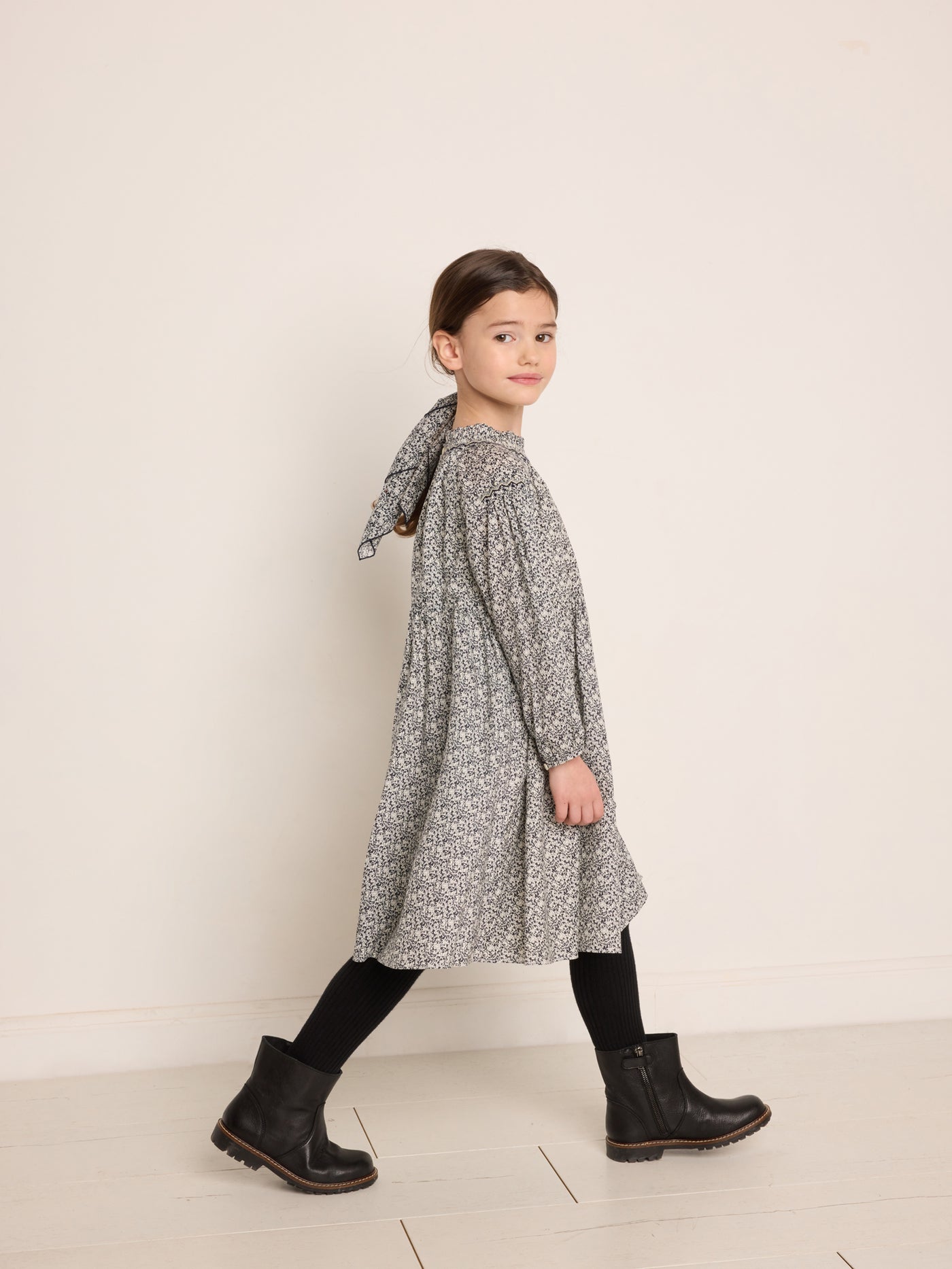 Invierno 2023 look con vestido manga larga de niña