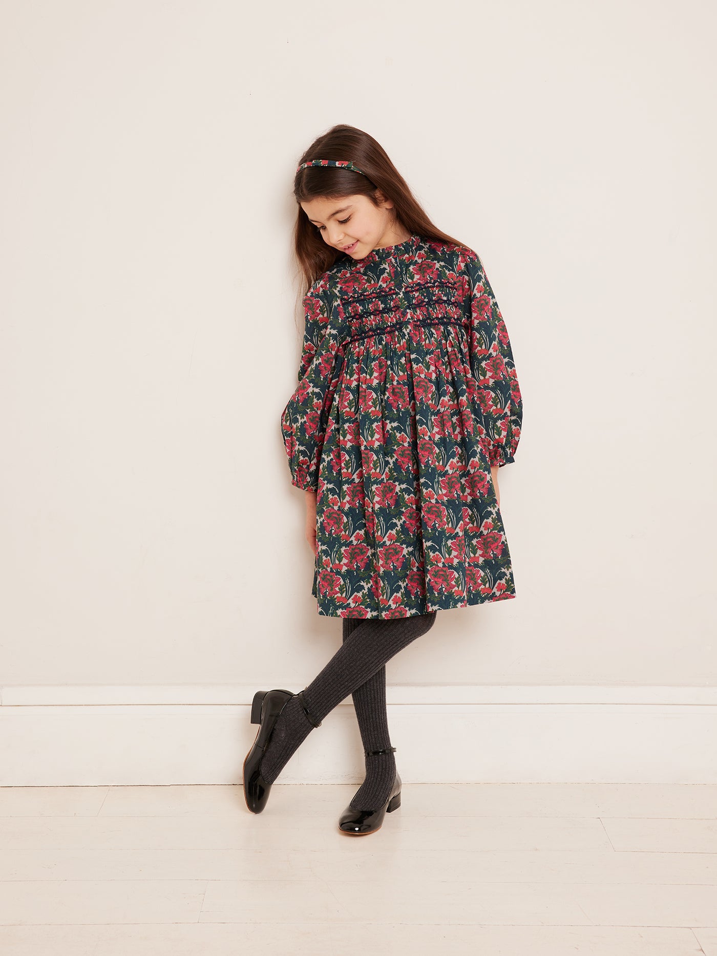 Invierno 2023 look con vestido con punto smock de niña