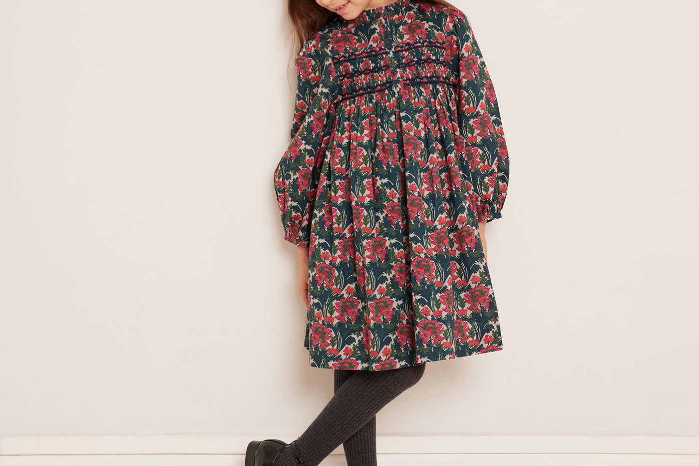 Invierno 2023 look con vestido con punto smock de niña