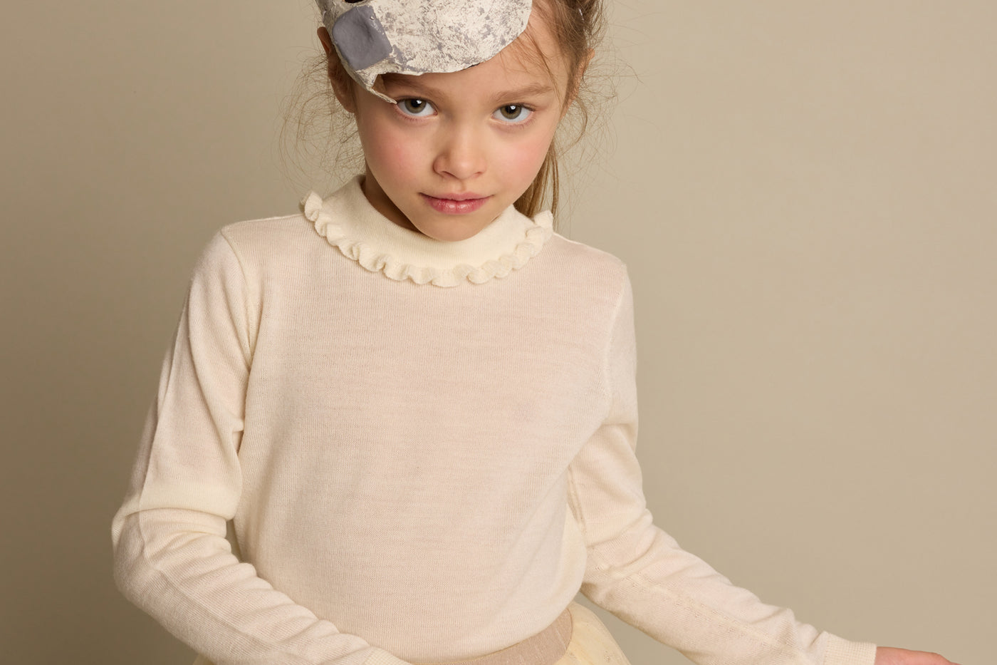 Invierno 2023 look con falda de tul de niña