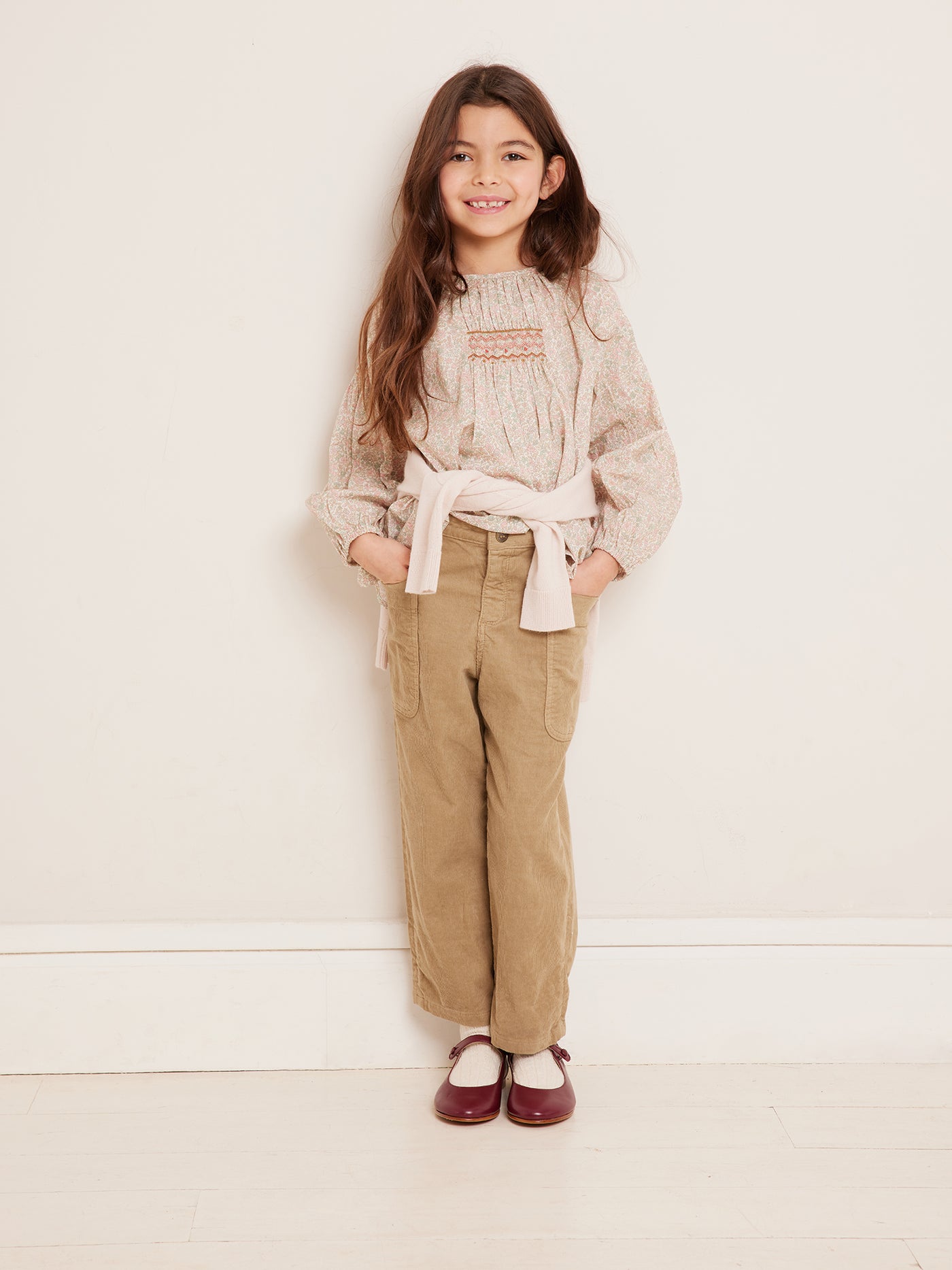 Invierno 2023 look con blusa con punto smock de niña