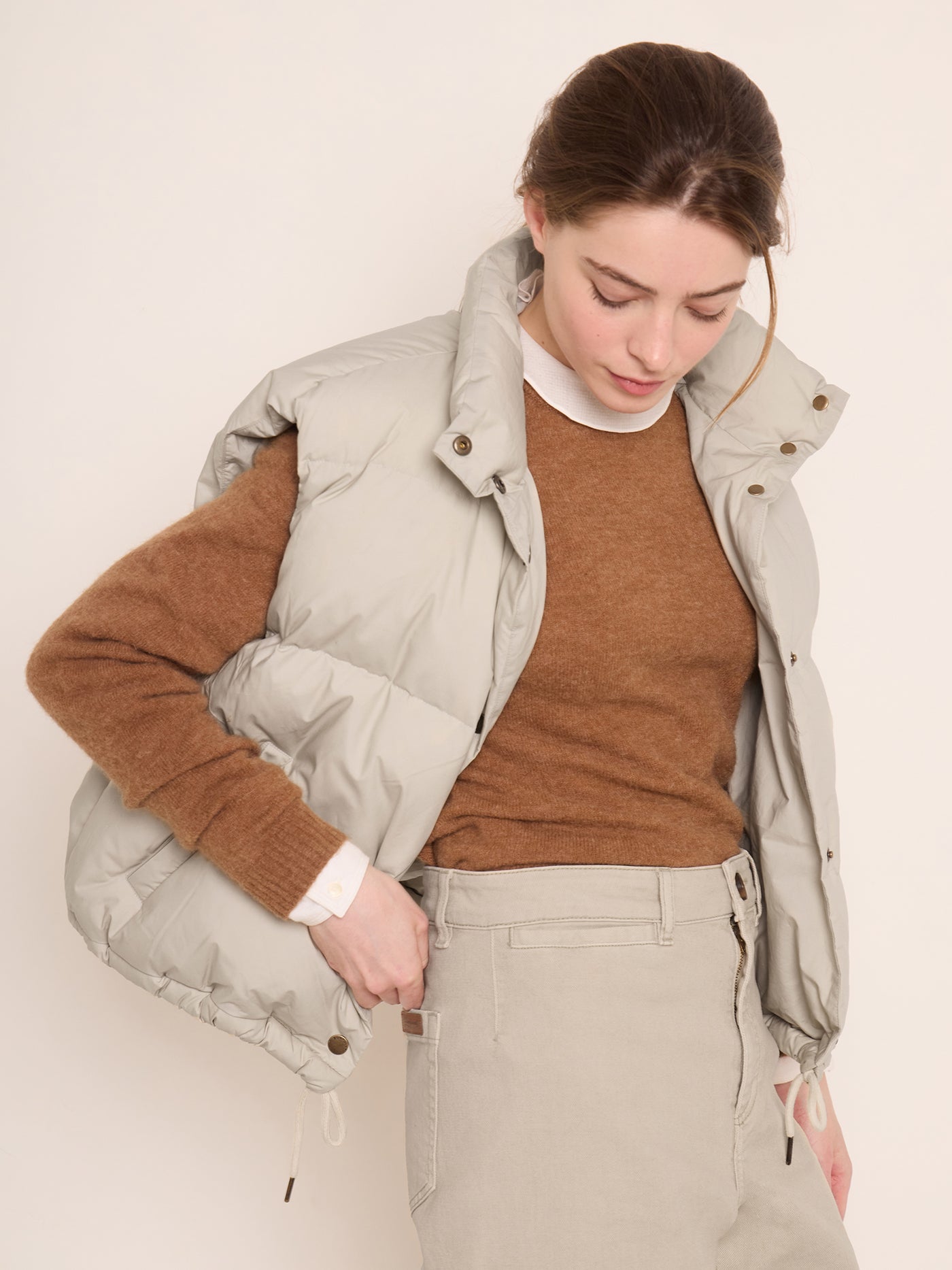 Invierno 2023 look con chaqueta sin mangas de mujer
