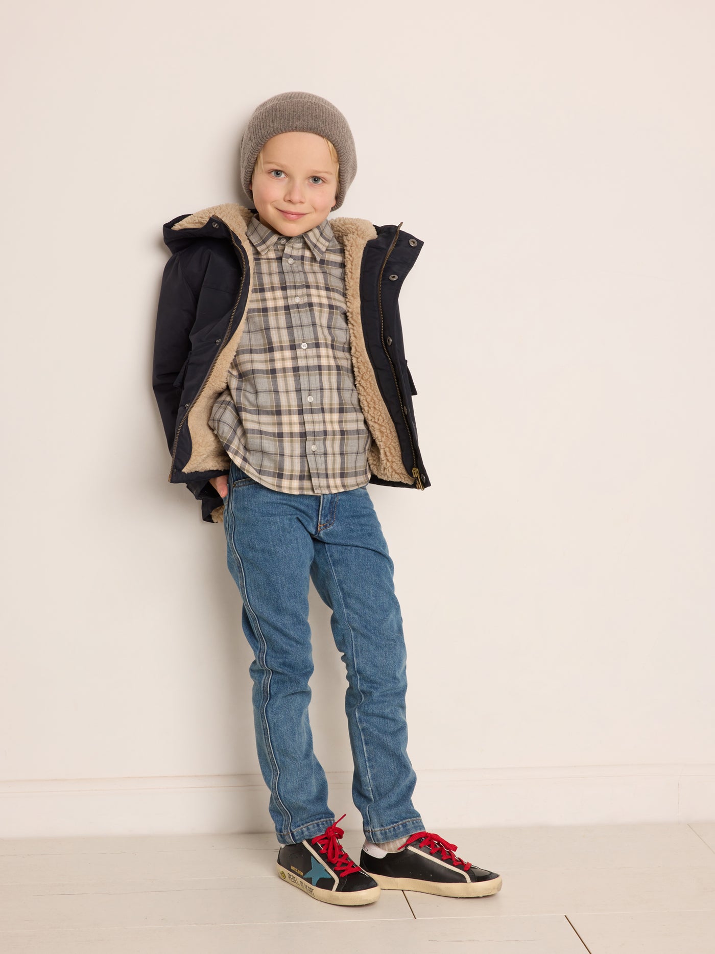 Invierno 2023 look con camisa de cuadros de niño