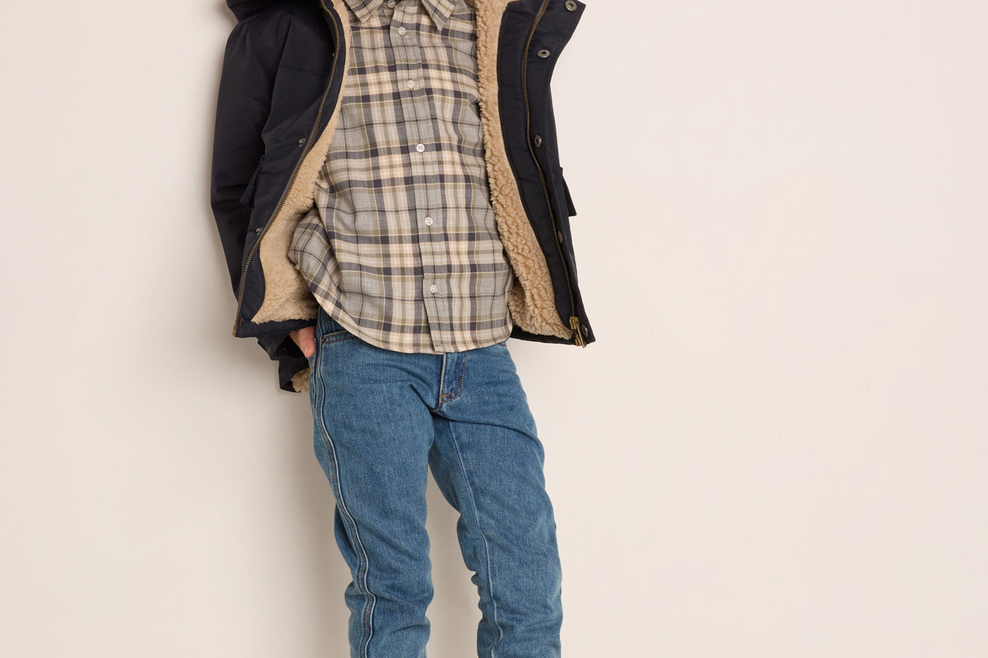 Invierno 2023 look con camisa de cuadros de niño