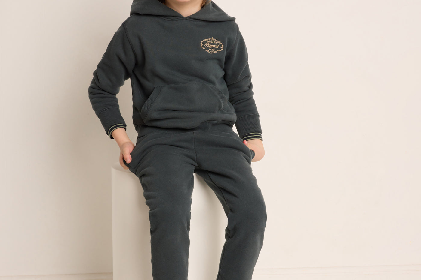 Invierno 2023 look con pantalón de chándal de niño
