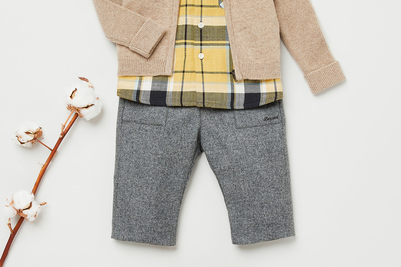 Invierno 2023 look con camisa de cuadros de bebé niño