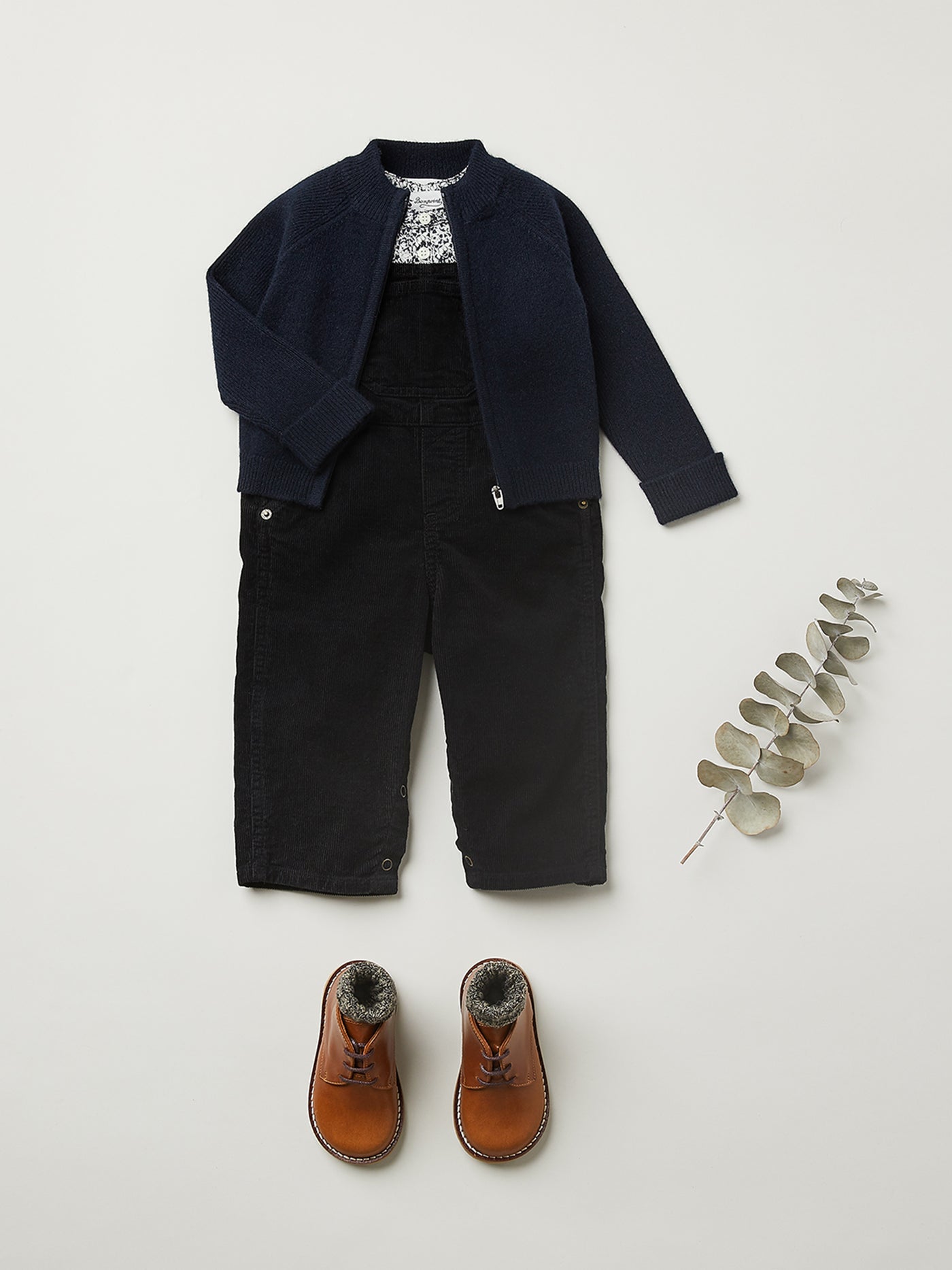 Invierno 2023 look con peto de bebé niño