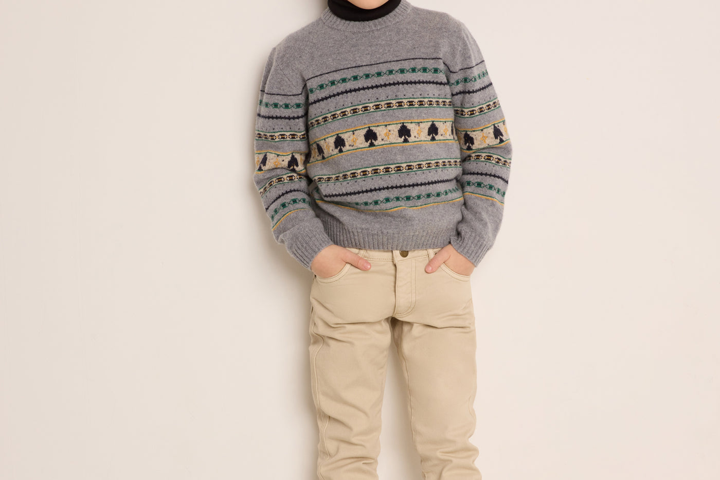 Invierno 2023 look con pantalón blanco de niño