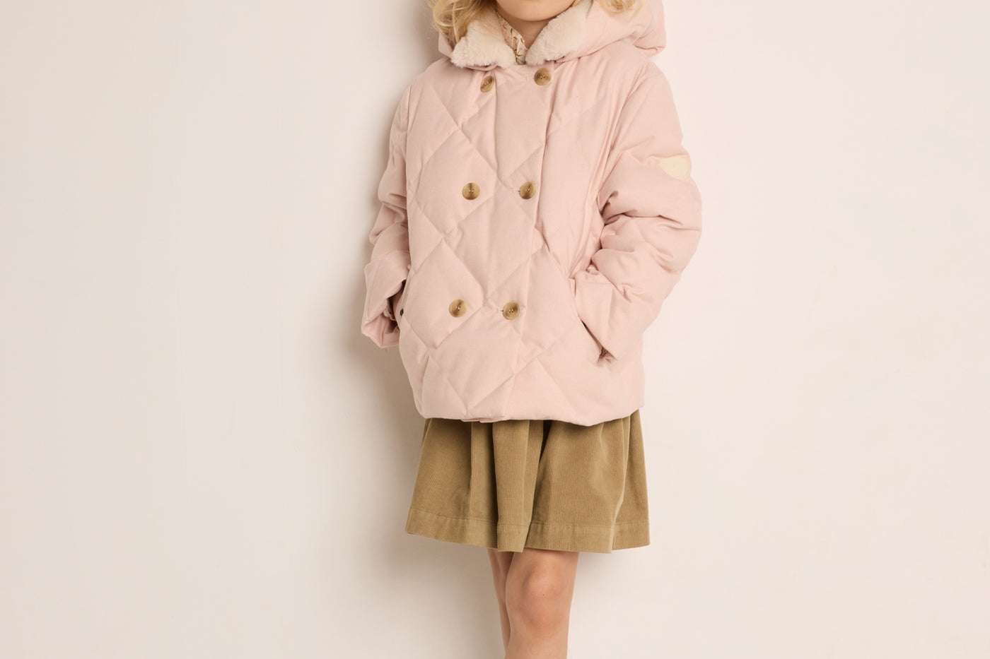 Invierno 2023 look con chaqueta rosa de niña