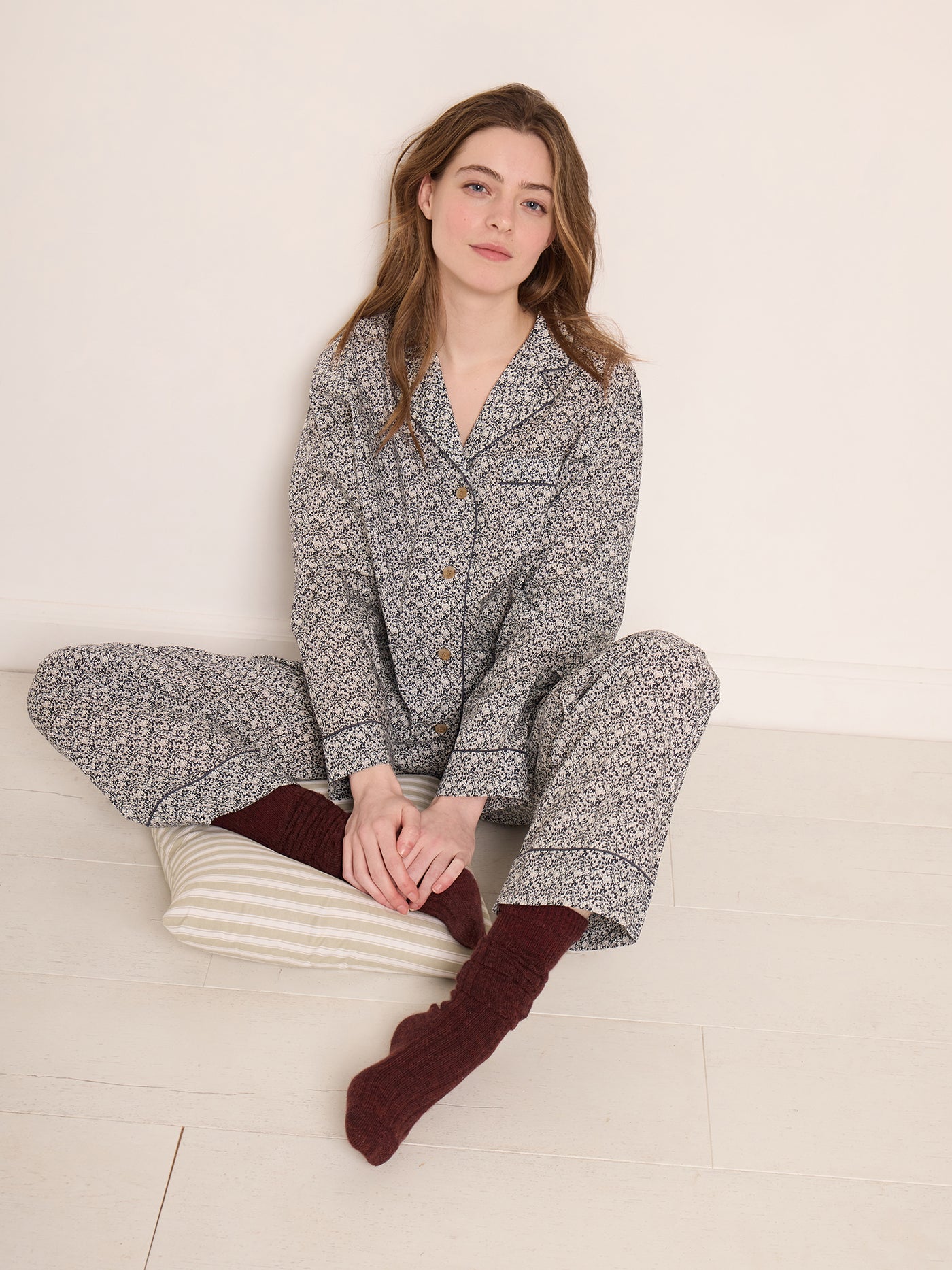 Invierno 2023 look con pijama liberty de mujer
