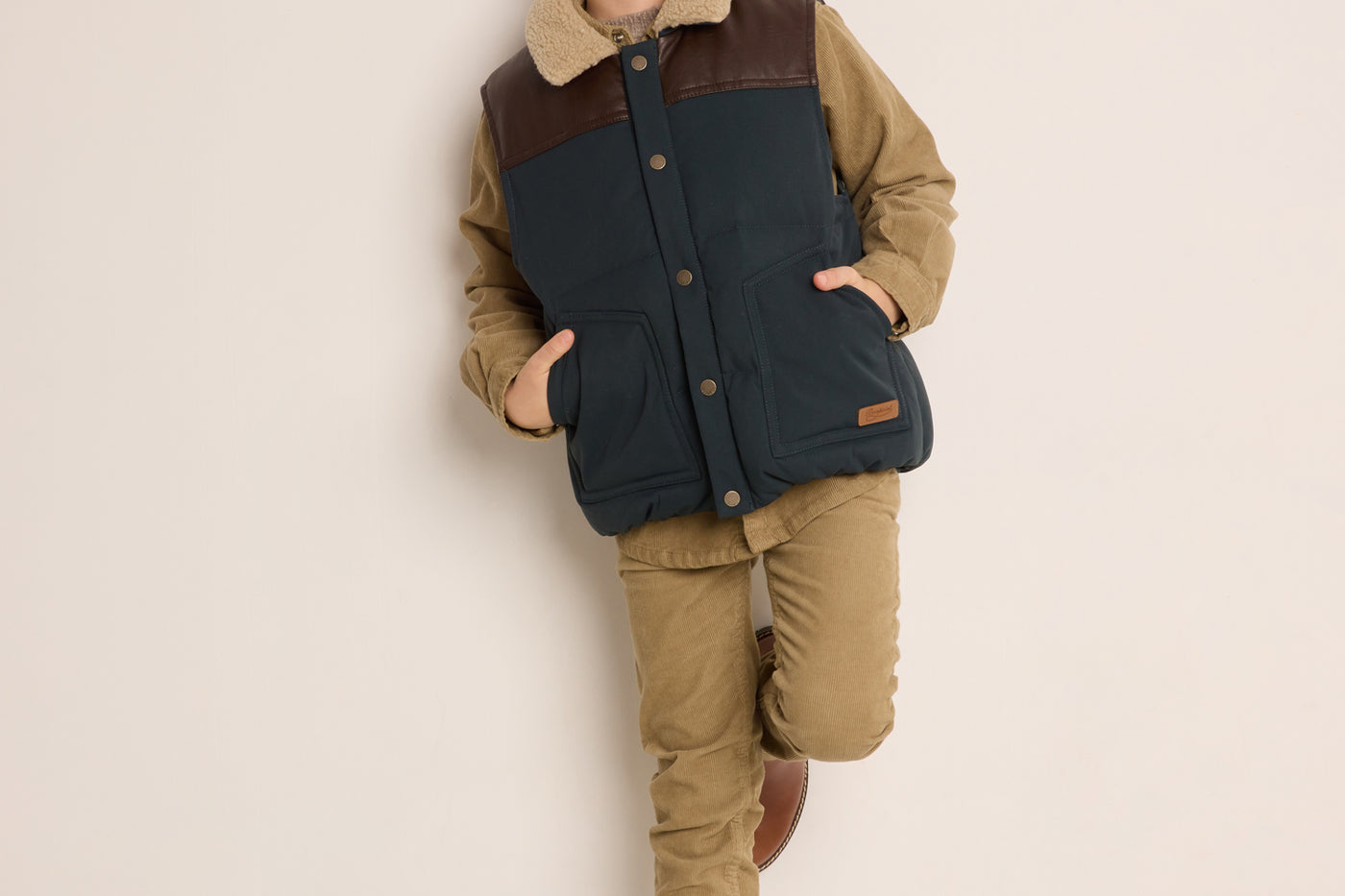 Invierno 2023 look con chaleco de niño